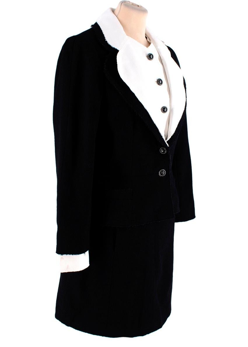 Chanel Black Wool Crepe Removable White Collar Jacket & Skirt Suit Set
 

 - Chic skirt suit set by Chanel, with unusual detachable contrast collar and faux-waistcoat insert, and cuffs in Oxford cotton
 - Remove the collar, waistcoat & cuffs to