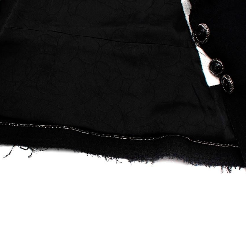 Chanel Chanel Anzug-Set aus Jacke und Rock aus schwarzem Wollkrepp mit abnehmbarem weißem Kragen im Angebot 2