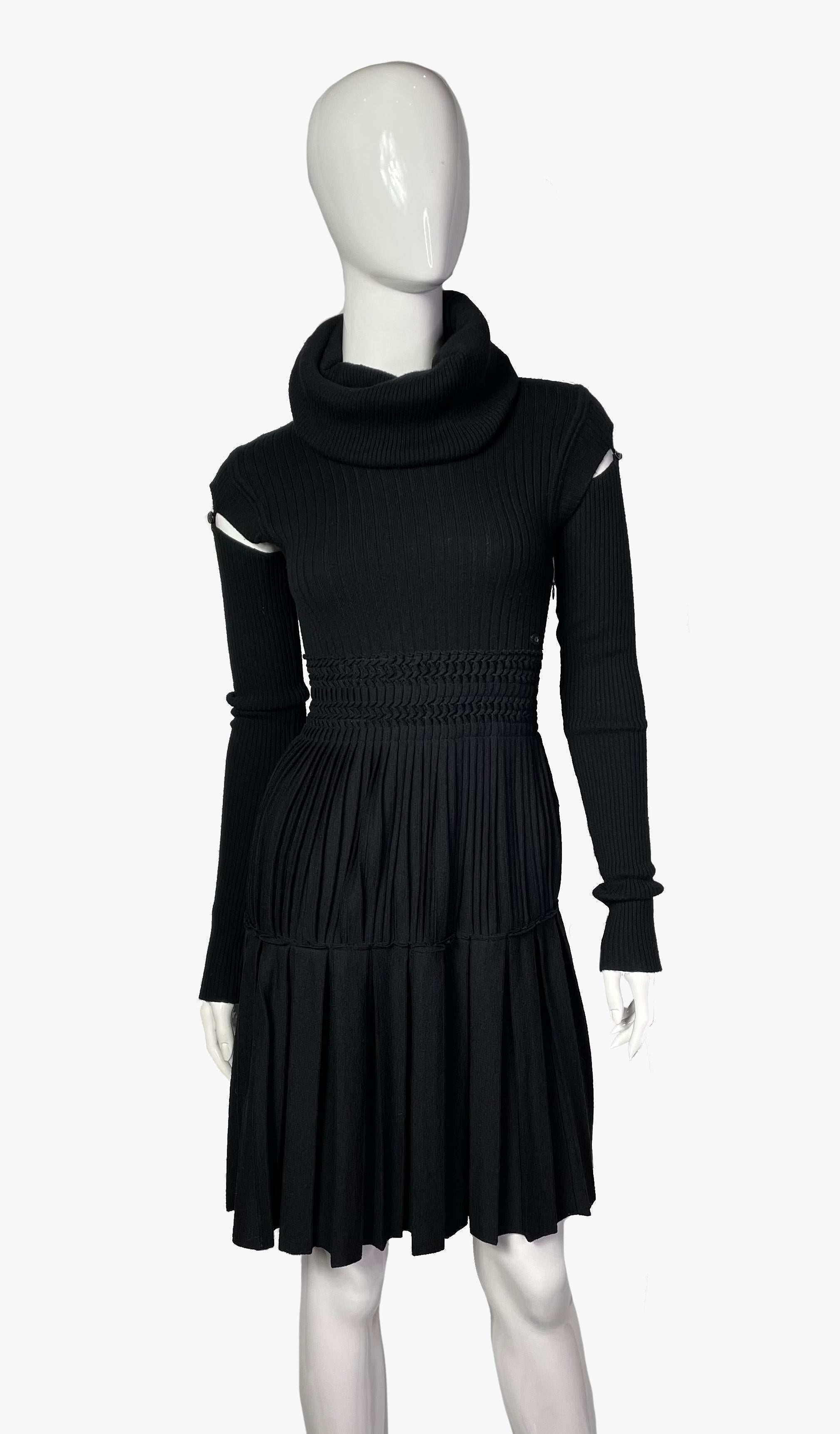 Chanel black ribbed wool midi dress by Karl Lagerfeld. 
Scoop neck, long detachable sleeves. 
Period: 2010s
Size: FR 34 
Composition: 100% wool. 
Condition: very good. Please note, one button on the sleeve is lost and substituted by another. 