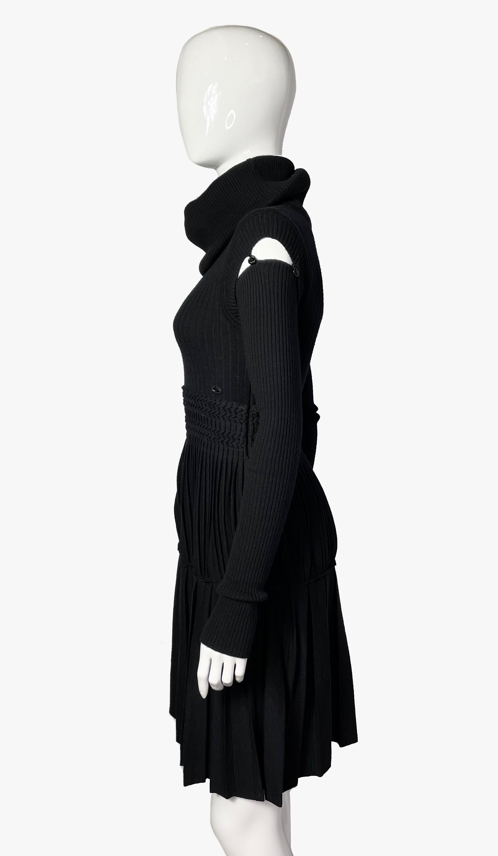 Chanel black wool detachable sleeves dress, 2010s In Good Condition For Sale In New York, NY