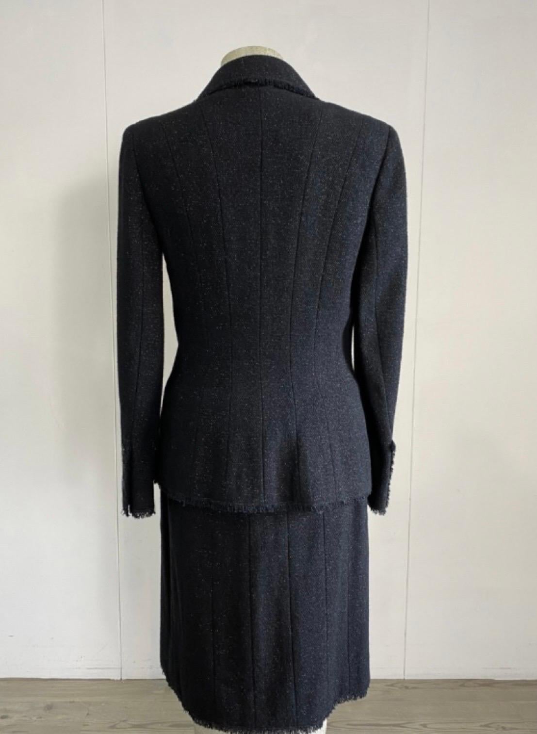 Chanel Anzug aus schwarzer Wolle mit Jacke und Rock (Schwarz) im Angebot