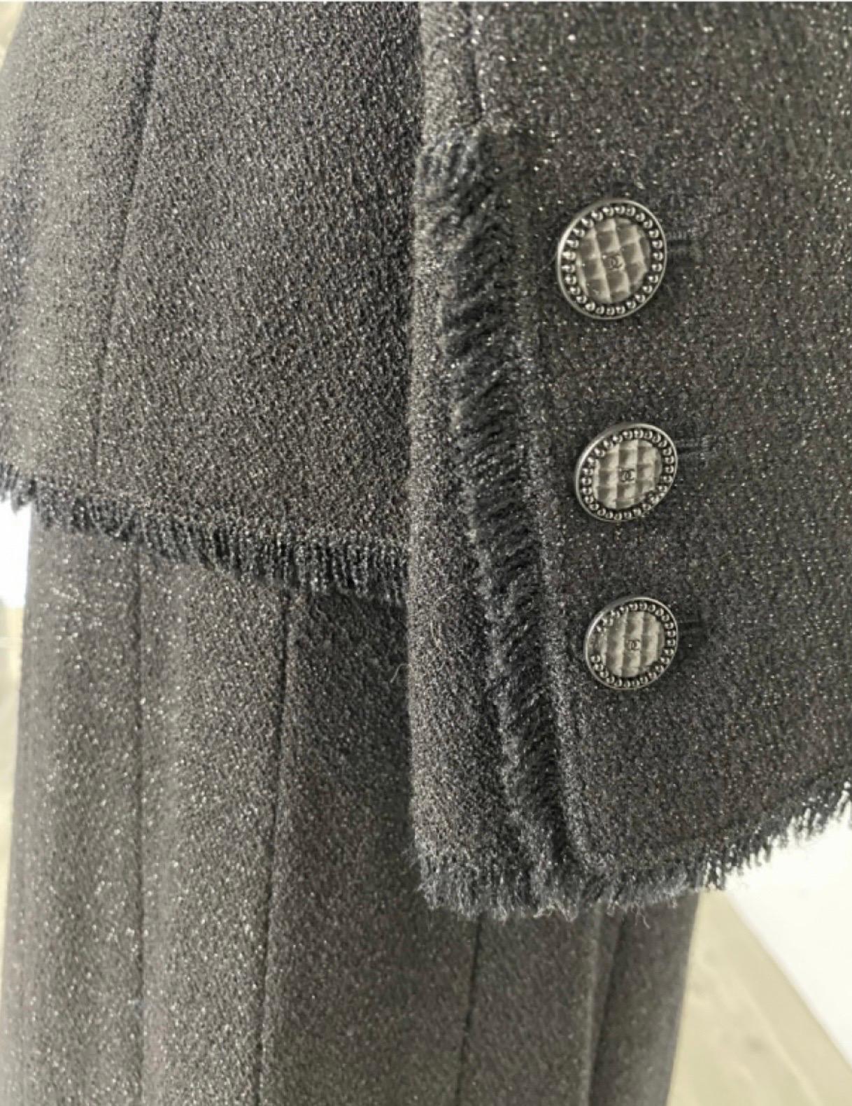 Chanel Anzug aus schwarzer Wolle mit Jacke und Rock im Zustand „Hervorragend“ im Angebot in Carnate, IT