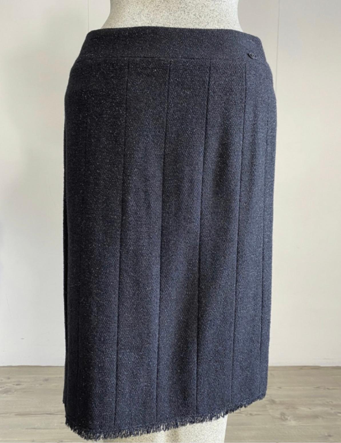 Chanel Anzug aus schwarzer Wolle mit Jacke und Rock im Angebot 2