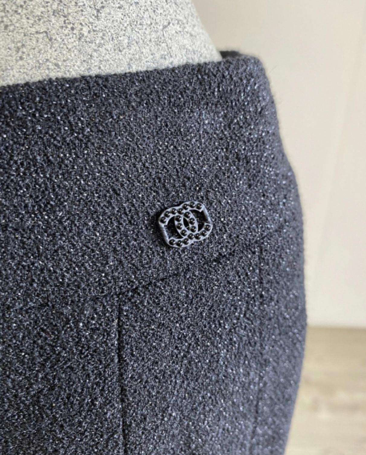 Chanel Anzug aus schwarzer Wolle mit Jacke und Rock im Angebot 3