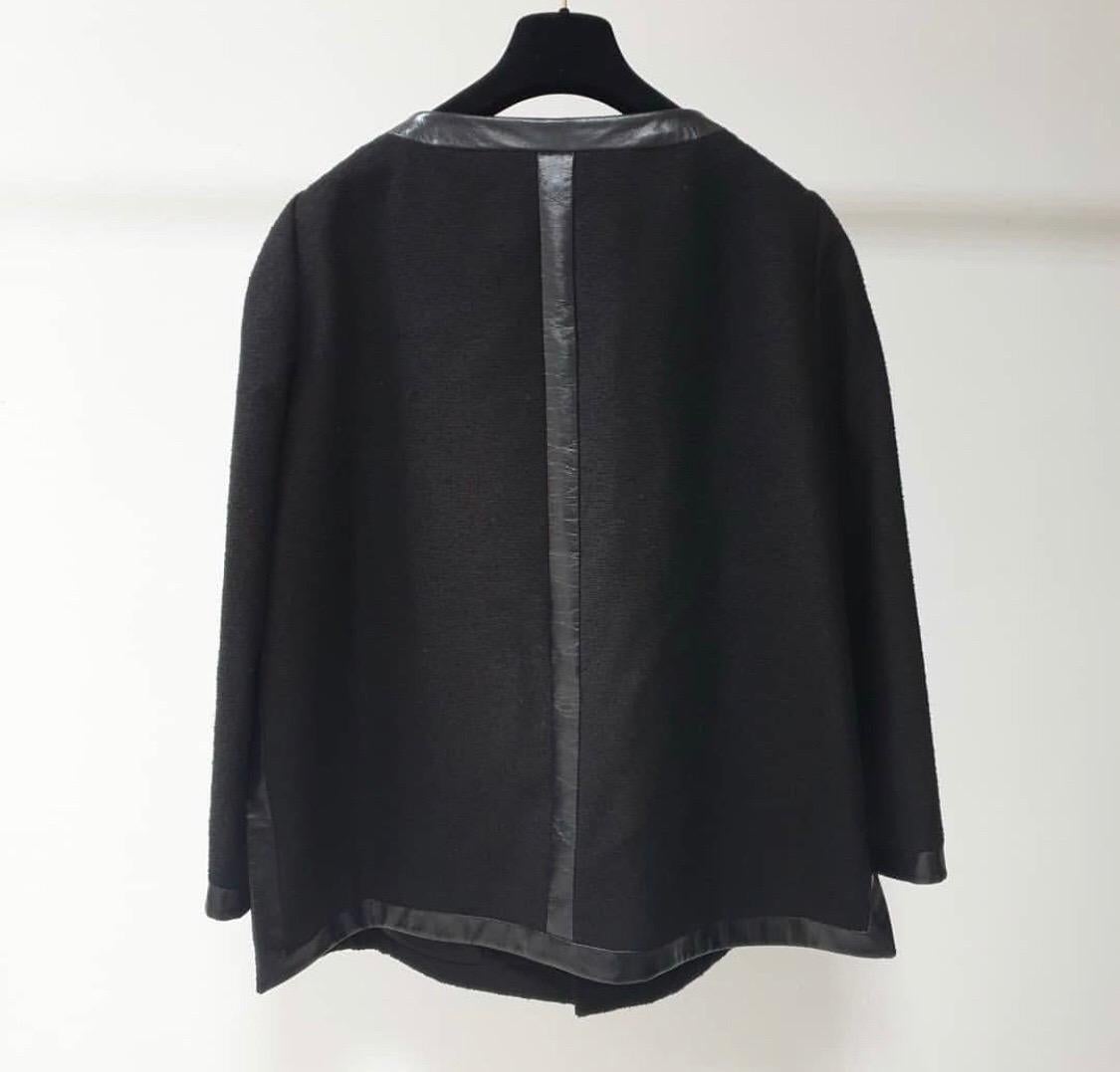 Chanel Schwarzes Kleid mit Lederbesatz und Jacke aus Wolle Damen im Angebot