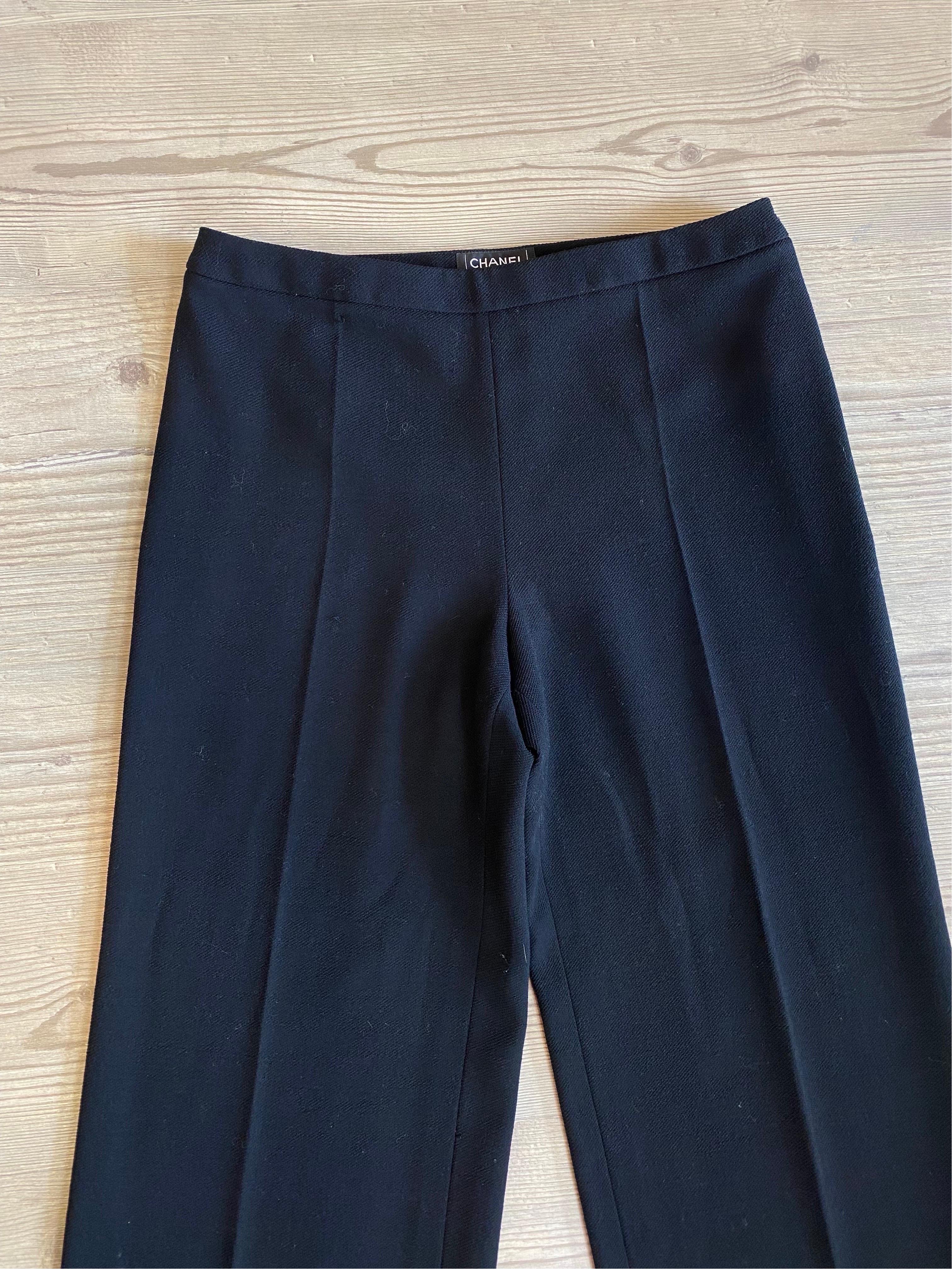 Chanel trousers.
In 100% wool, black colour.
French size 42 which corresponds to an Italian 46.
Waist 41cm
Length 108 cm
In good general condition, with signs of use and some pulled threads as shown in the photos.