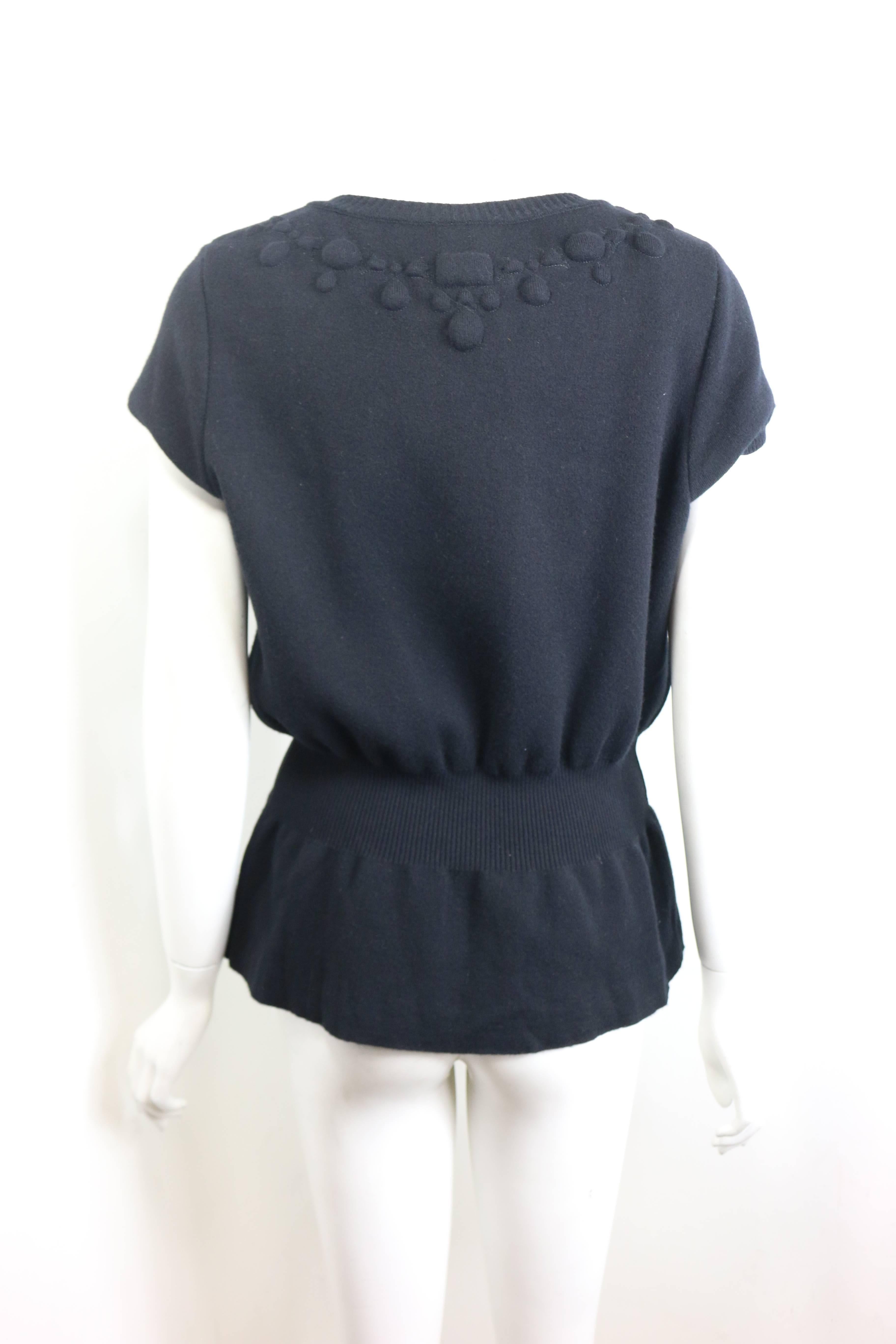 Nero Top a maniche corte in lana nera di Chanel in vendita
