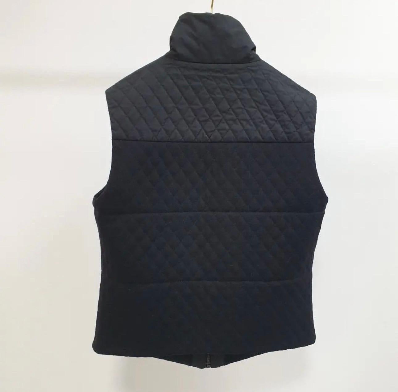 Chanel versi bile vest, can be worn on both sides 
Two inside pockets. 
100% wool, black color, 
5-piece button with logo, with two front pockets, with zip.

Sz.42


Very good condition.