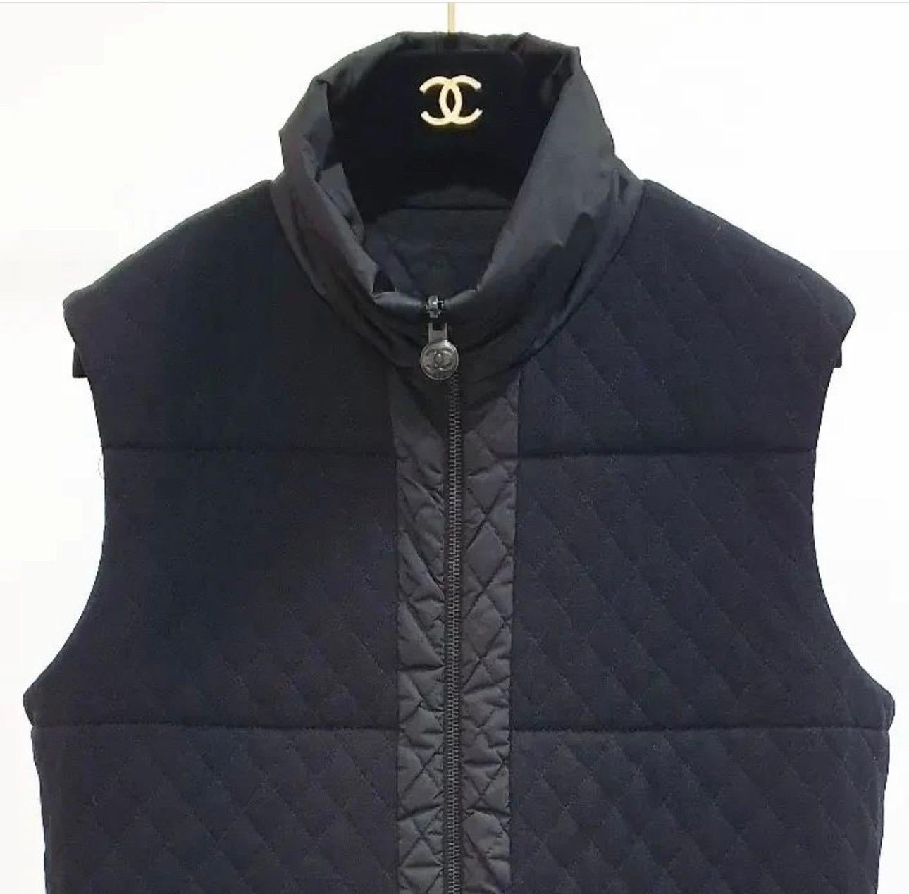 Chanel Black Wool Sleevless Vest Jacket  In Excellent Condition For Sale In Krakow, PL