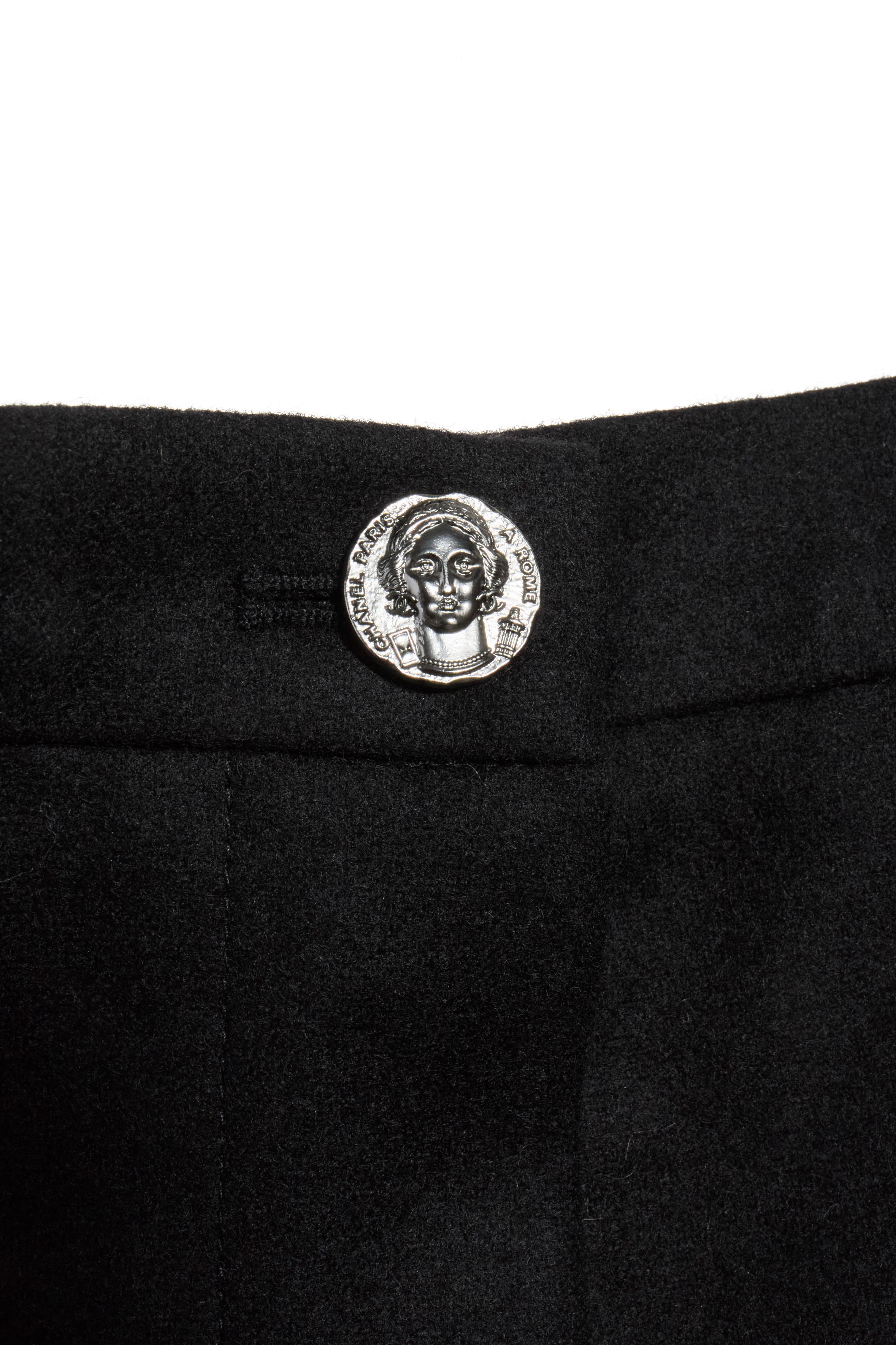 Chanel Black Wool Slim Cropped Pants – Size 38 (US 6) For Sale 1