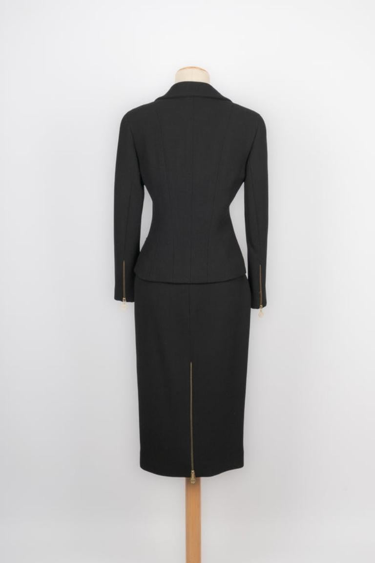 Chanel - Ensemble de tailleur en laine noire composé d'une veste et d'une jupe Bon état - En vente à SAINT-OUEN-SUR-SEINE, FR