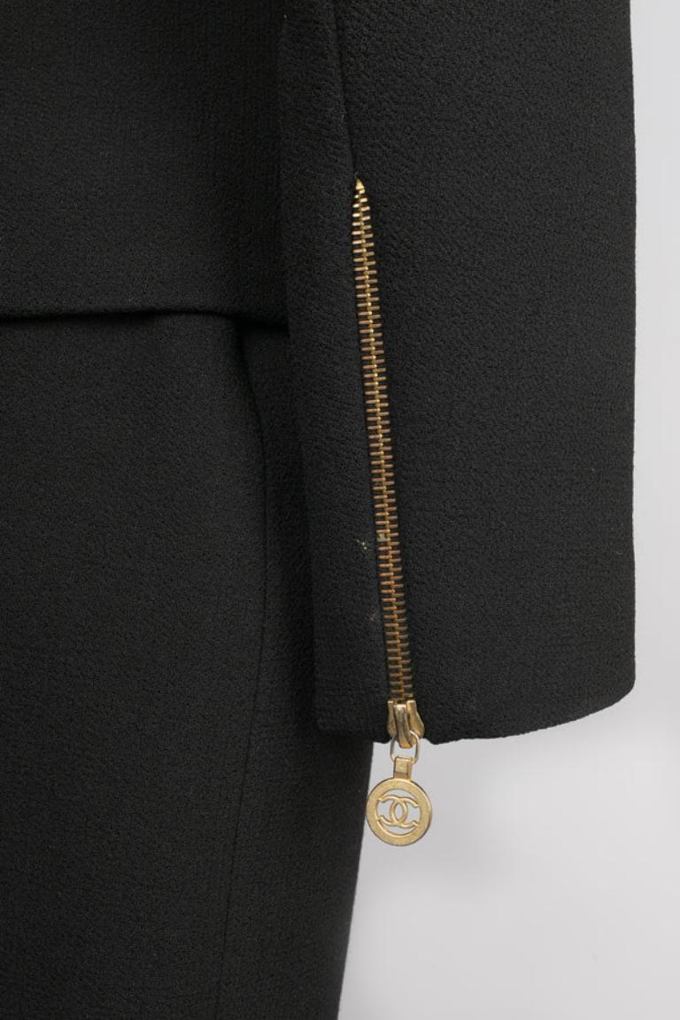 Chanel - Ensemble de tailleur en laine noire composé d'une veste et d'une jupe en vente 1