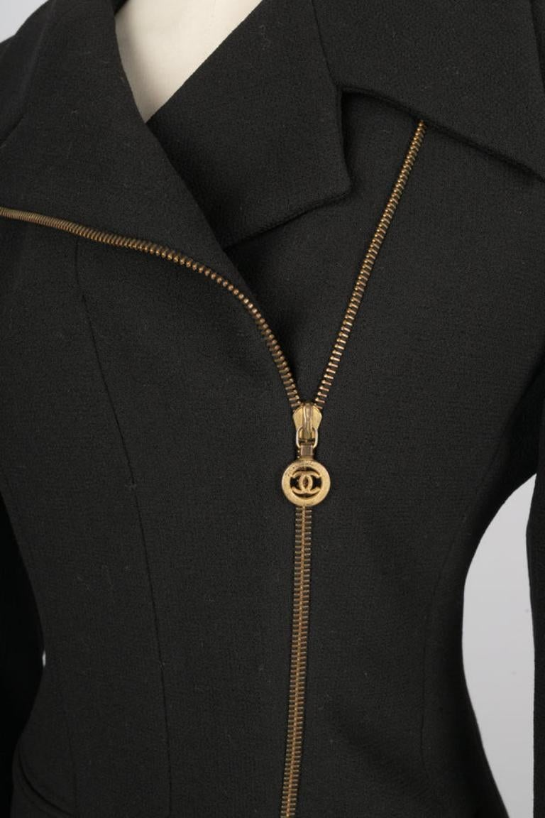Chanel - Ensemble de tailleur en laine noire composé d'une veste et d'une jupe en vente 2
