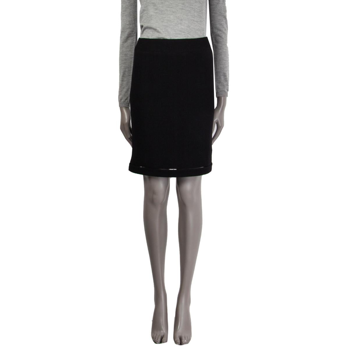 jupe droite en tweed Chanel 100% authentique en laine noire (94%) et nylon (6%). Avec ourlet découpé. Se ferme avec un crochet et une fermeture éclair invisible au dos. Doublure en soie noire (95%) et lycra (5%). A été porté et est en excellent
