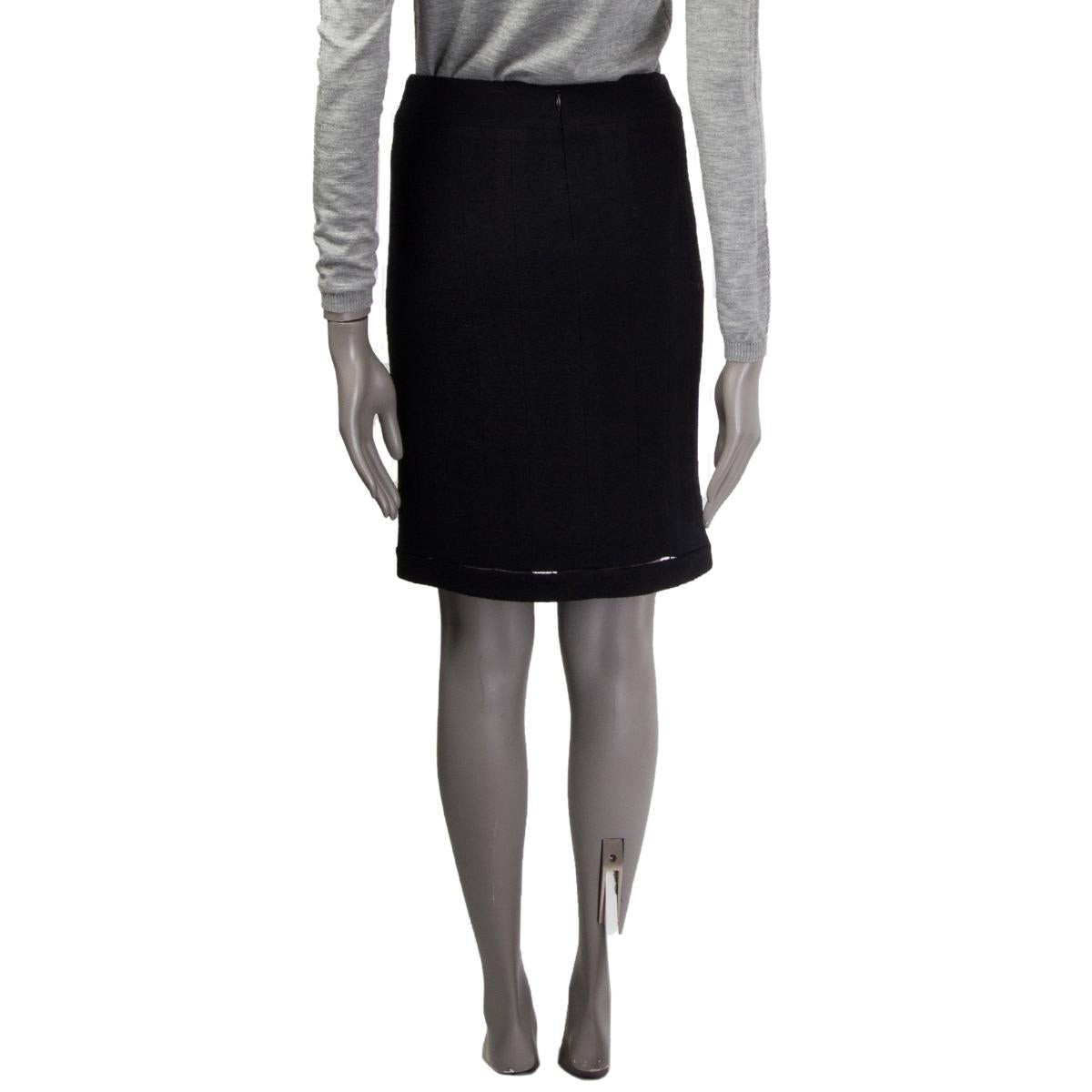 Women's CHANEL black wool TWEED CUT-OUT SEEM Skirt 36 XS For Sale