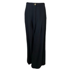 Chanel Pantalón negro de sarga de lana de cintura alta con pliegues delanteros y pierna ancha 1995