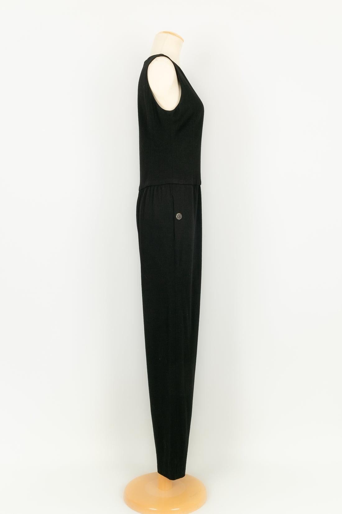 Chanel - Black woolen jumpsuit with silk lining. No size indicated and no composition label, it fits a 42FR.

Additional information:
Condition: Very good condition
Dimensions: Chest: 47 cm - Waist: 42 cm - Hips: 50 cm - Length: 140 cm

Seller