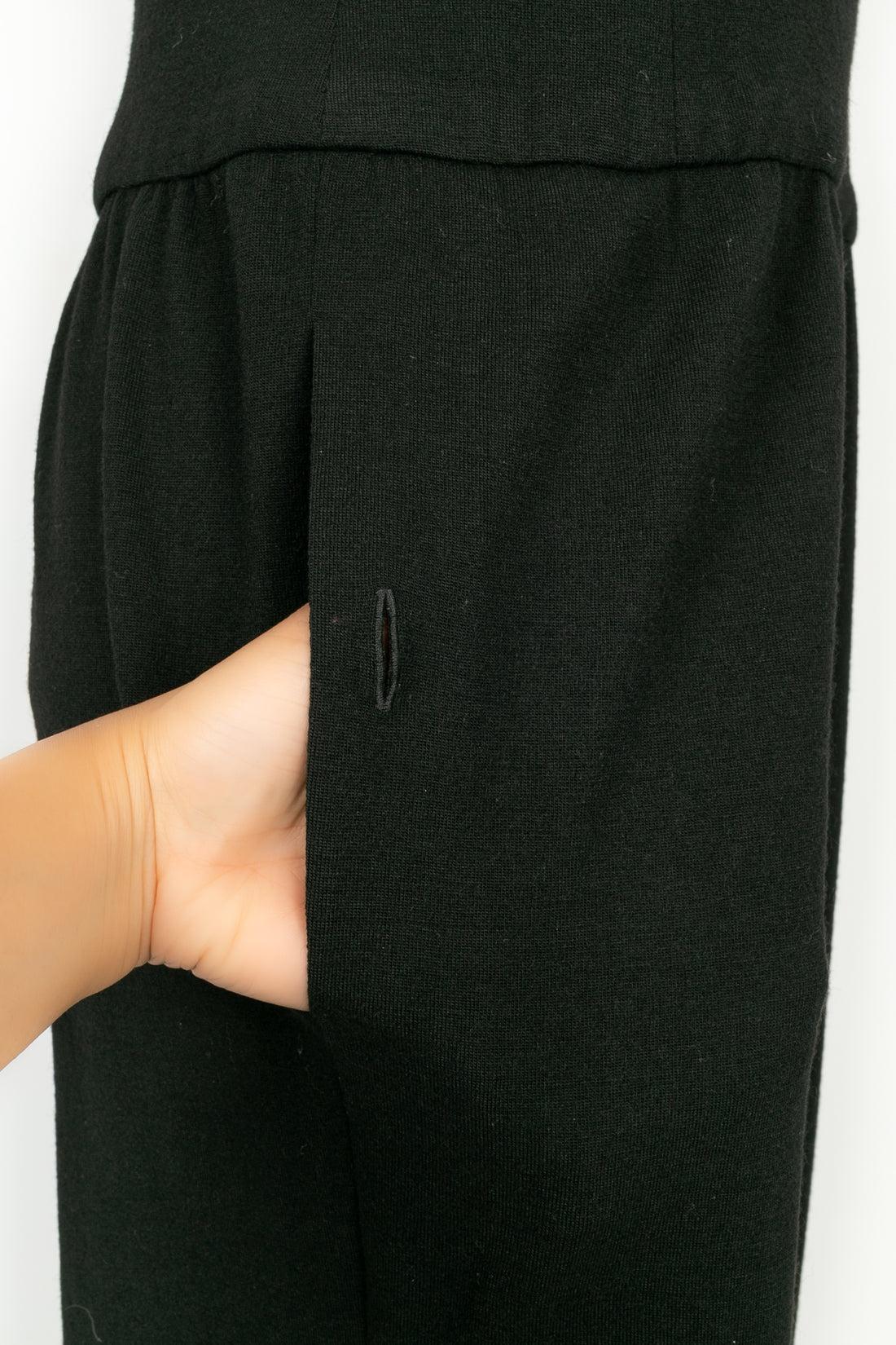 Combinaison Chanel en laine noire avec doublure en soie en vente 1