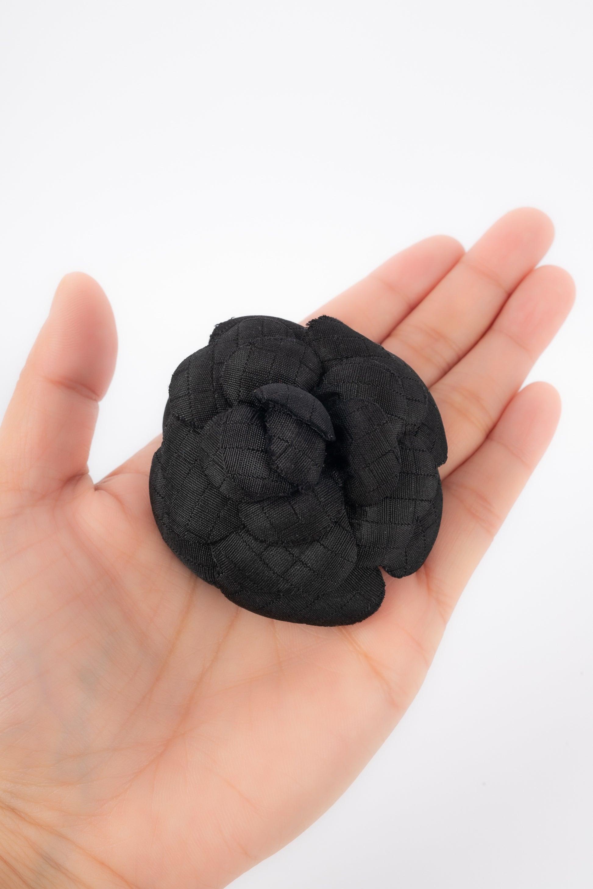 Chanel - (Made in France) Black woven fabric camellia brooch. Signed plate on the back.

Additional information: 
Condition: Very good condition
Dimensions: Diameter: 5.5 cm
 
Seller Reference: BRB16