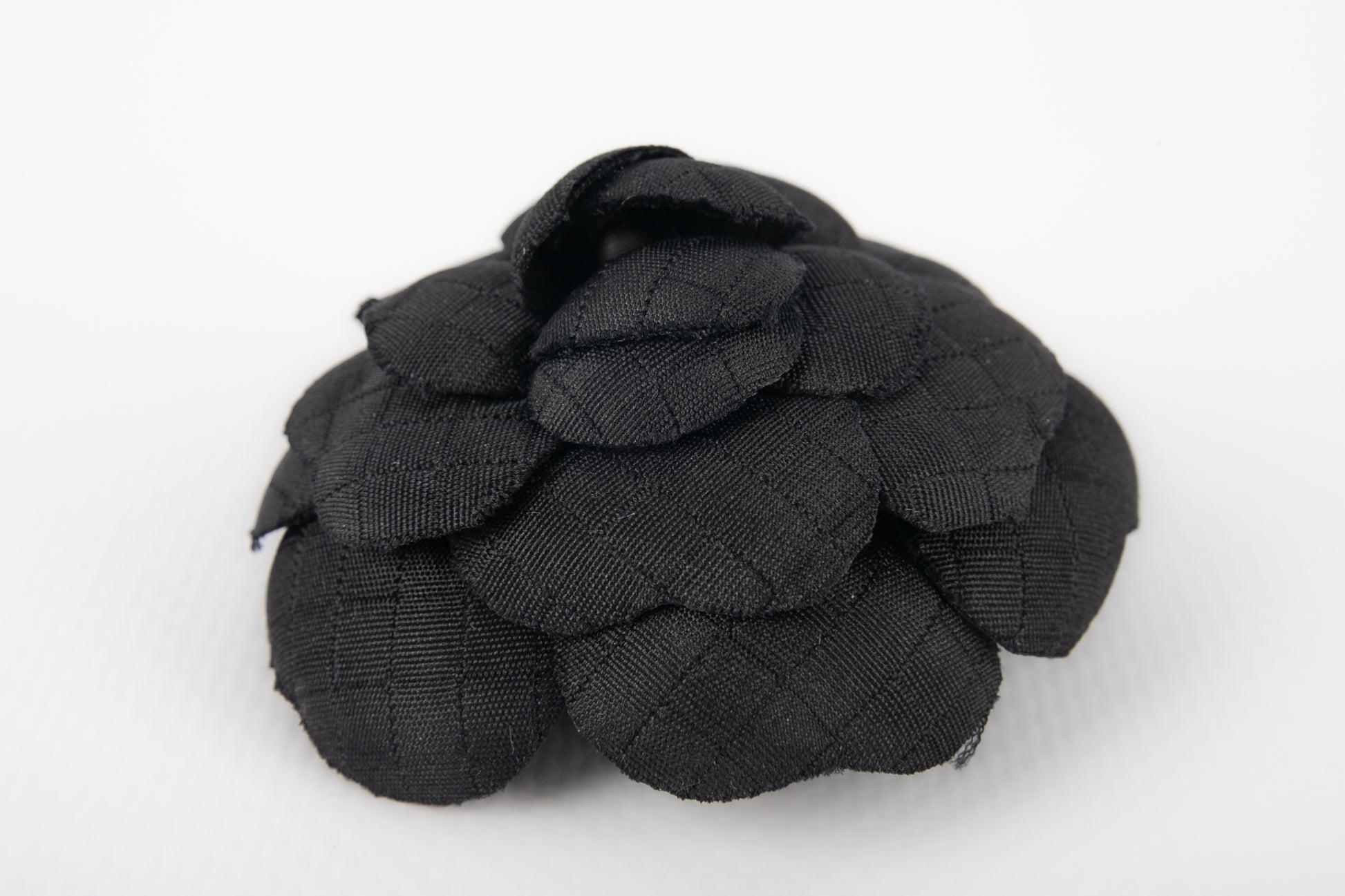 Chanel Black Woven Fabric Camellia Brooch In Excellent Condition For Sale In SAINT-OUEN-SUR-SEINE, FR