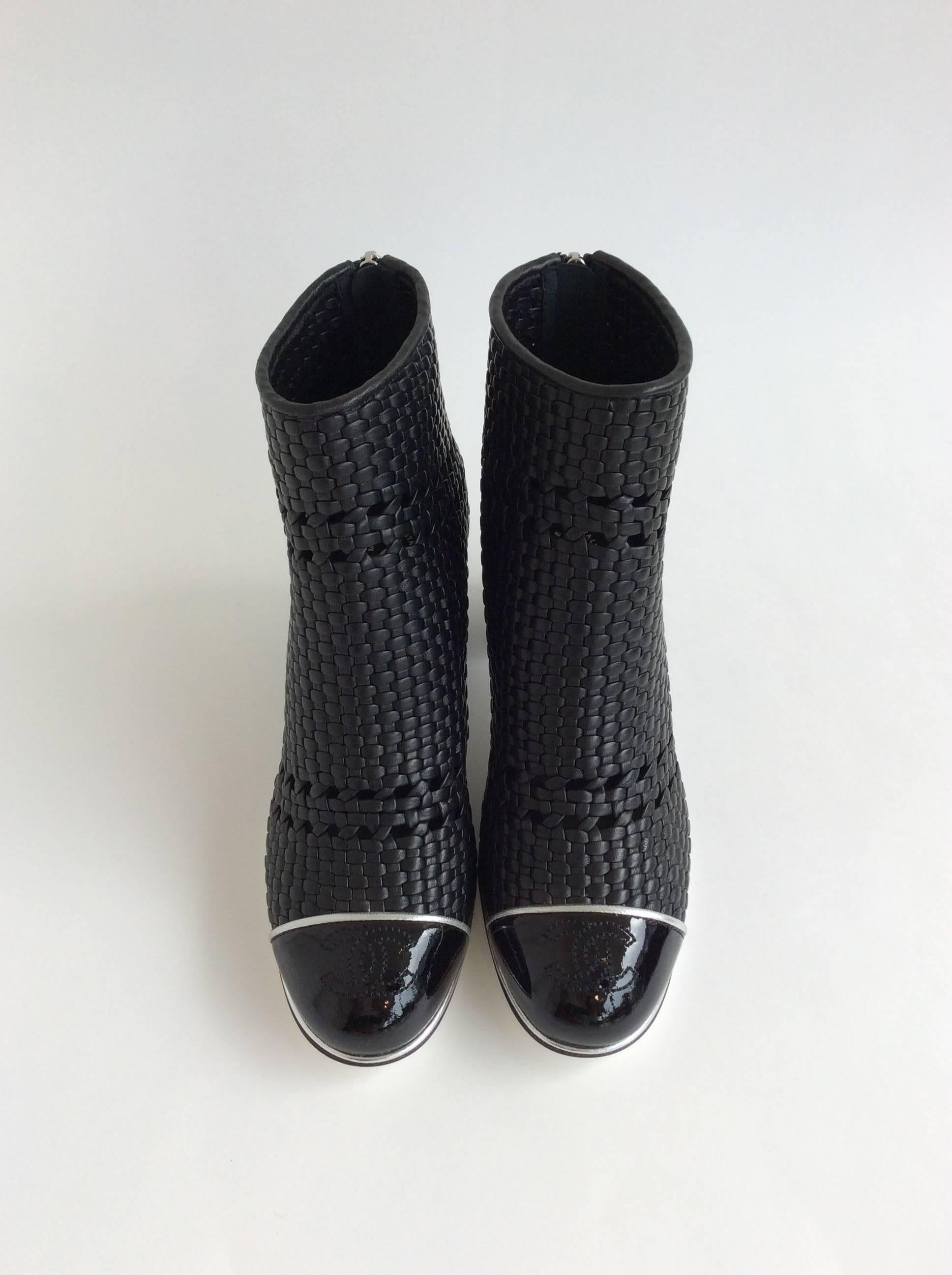 Chanel Black Woven Leather Booties With Patent Leather Toe Sz37.5 (Us7.5) In New Condition In San Francisco, CA