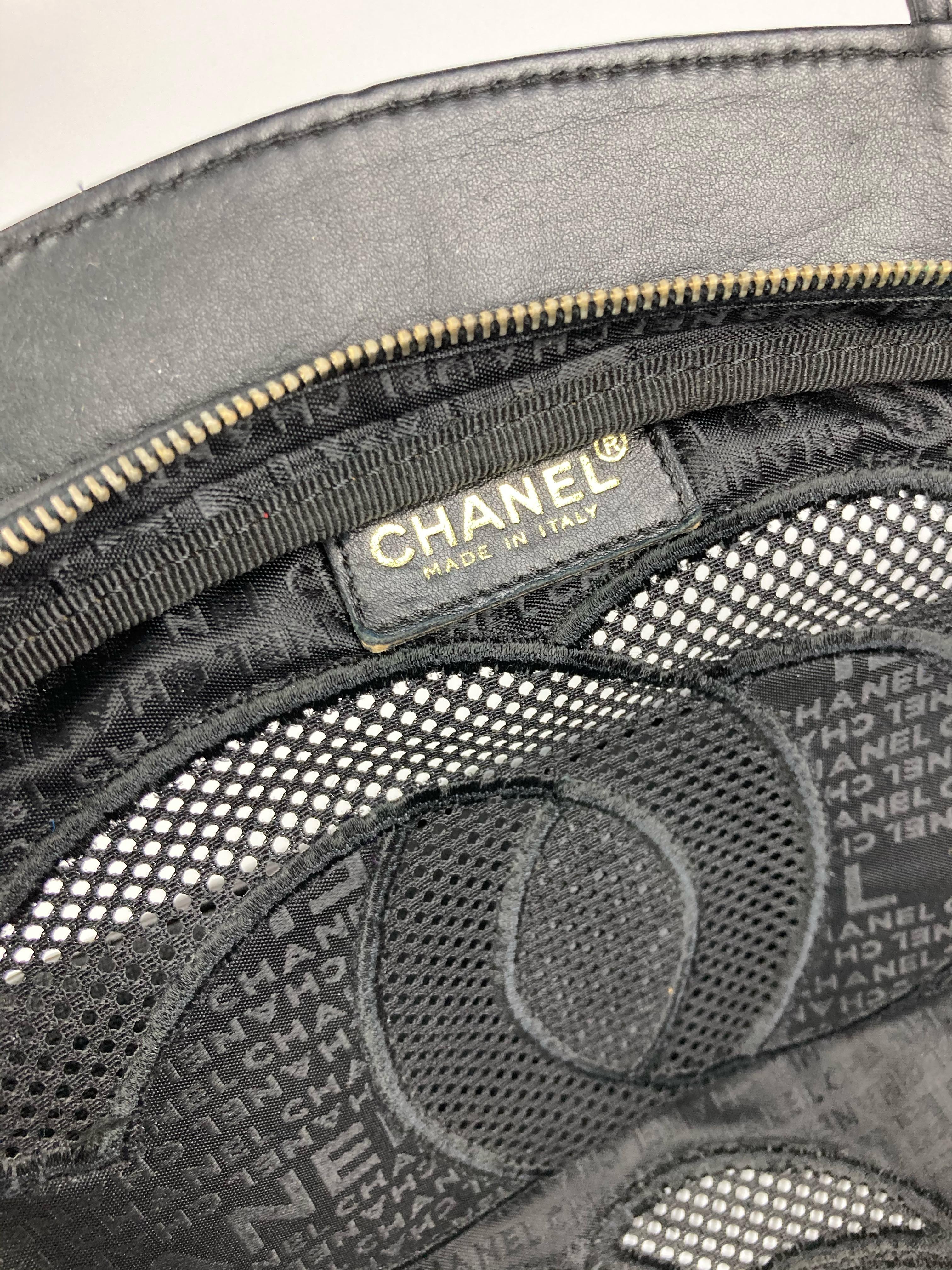 Sac cabas Chanel noir en lin tissé et cuir avec logo CC découpé en vente 4