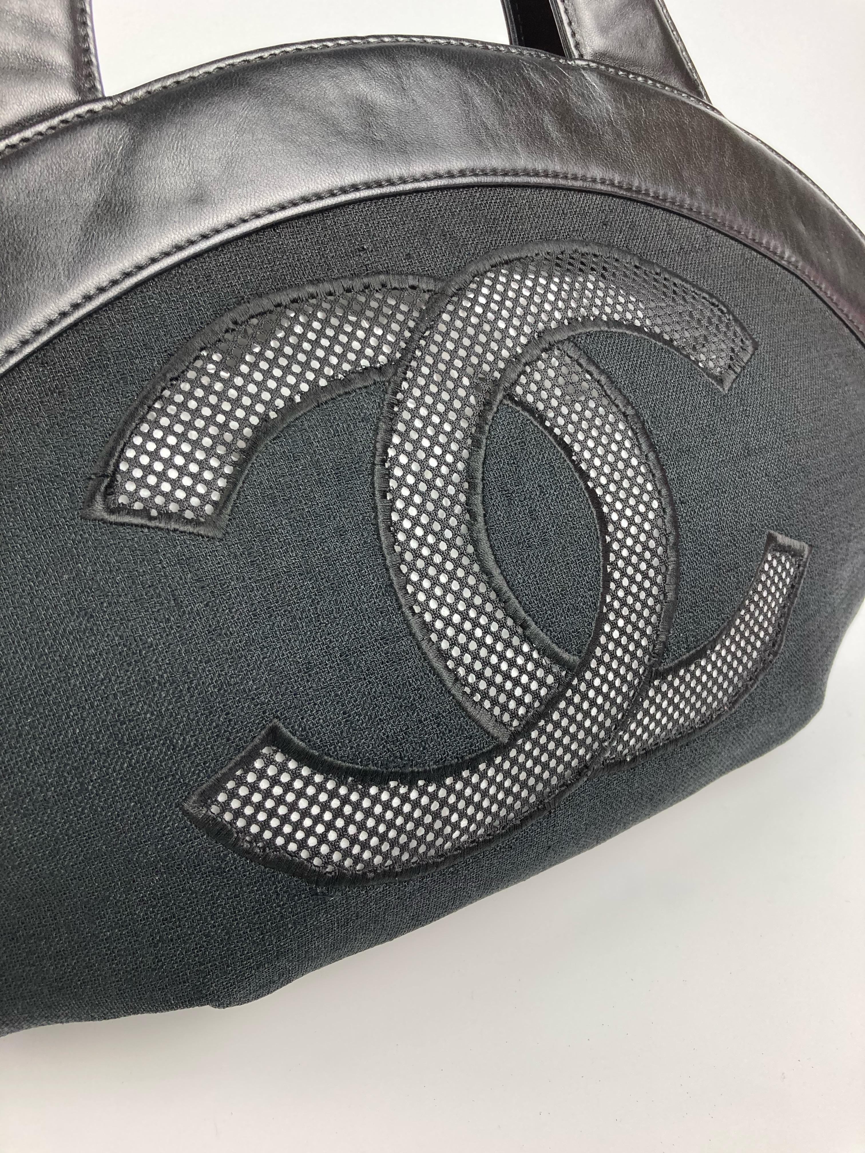 Sac cabas Chanel noir en lin tissé et cuir avec logo CC découpé en vente 1