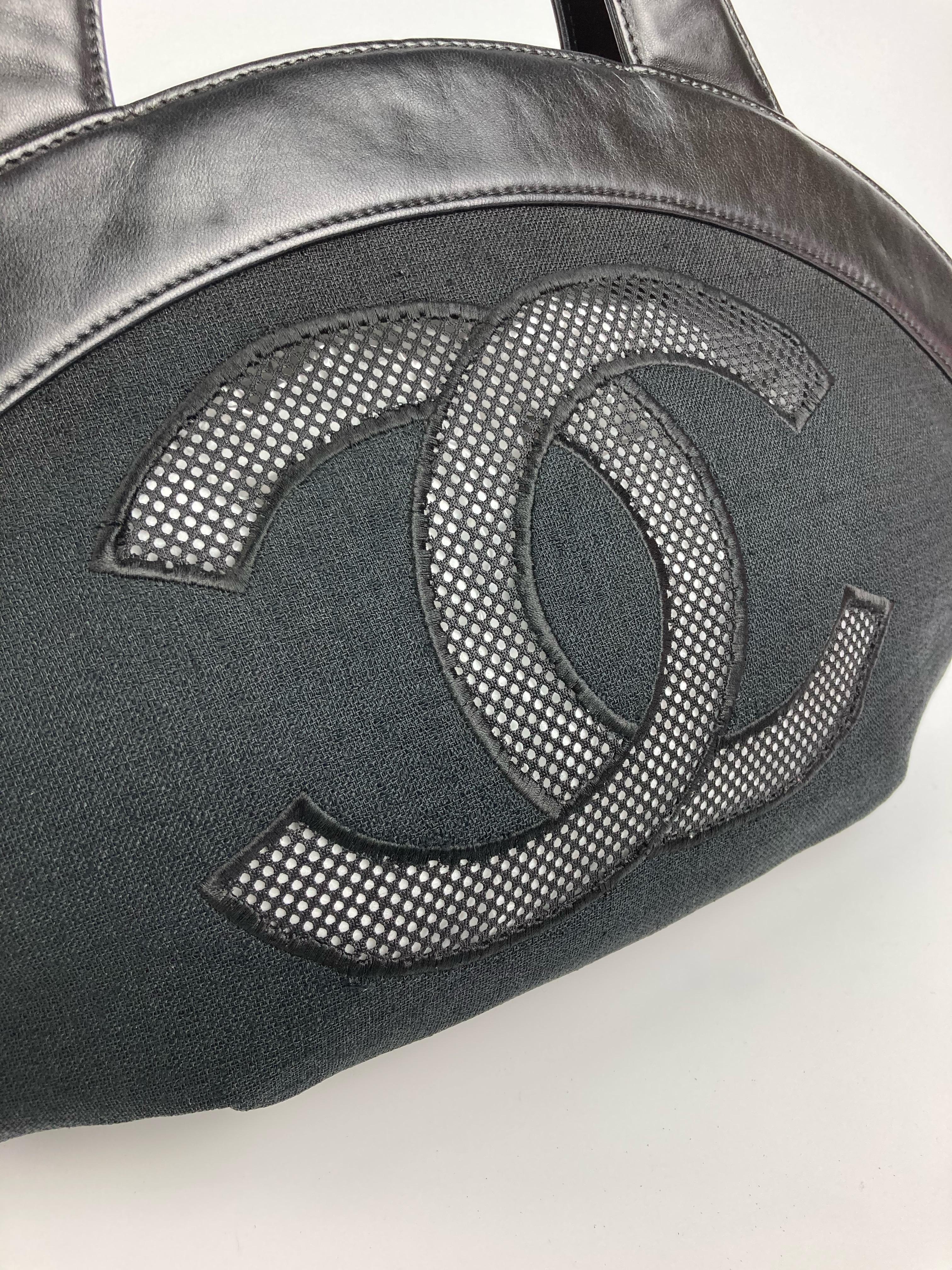 Chanel Black Woven Linen and Leather CC Logo Cut Out Tote Bag In Excellent Condition For Sale In Philadelphia, PA