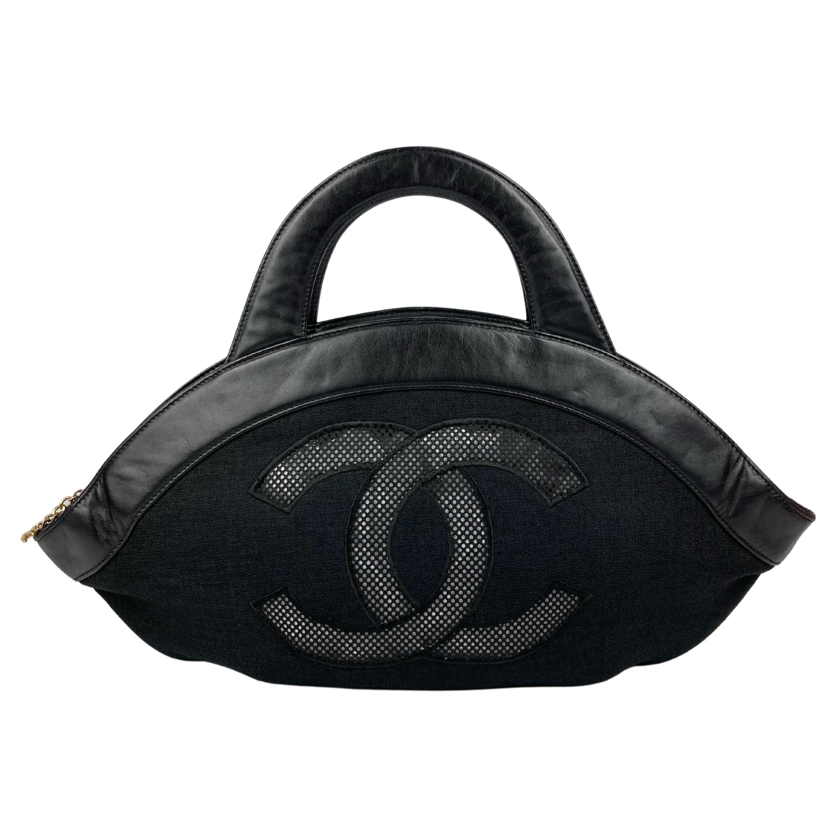 Sac cabas Chanel noir en lin tissé et cuir avec logo CC découpé en vente