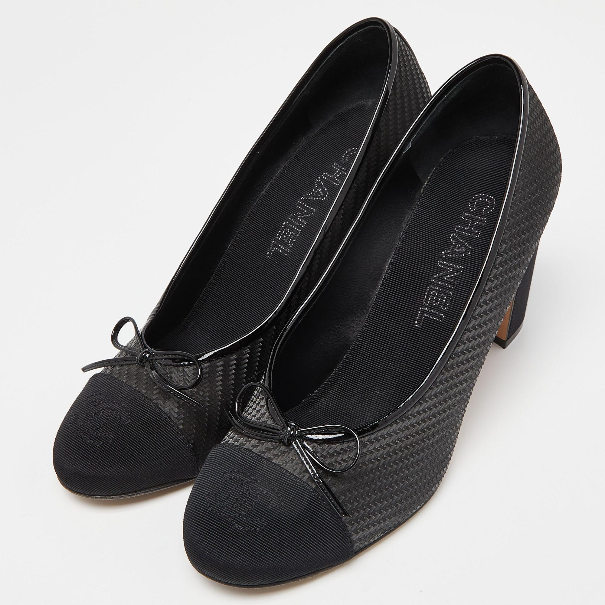 Wonderfully crafted shoes added with notable elements to fit well and pair perfectly with all your plans. Make these Chanel black pumps yours today!