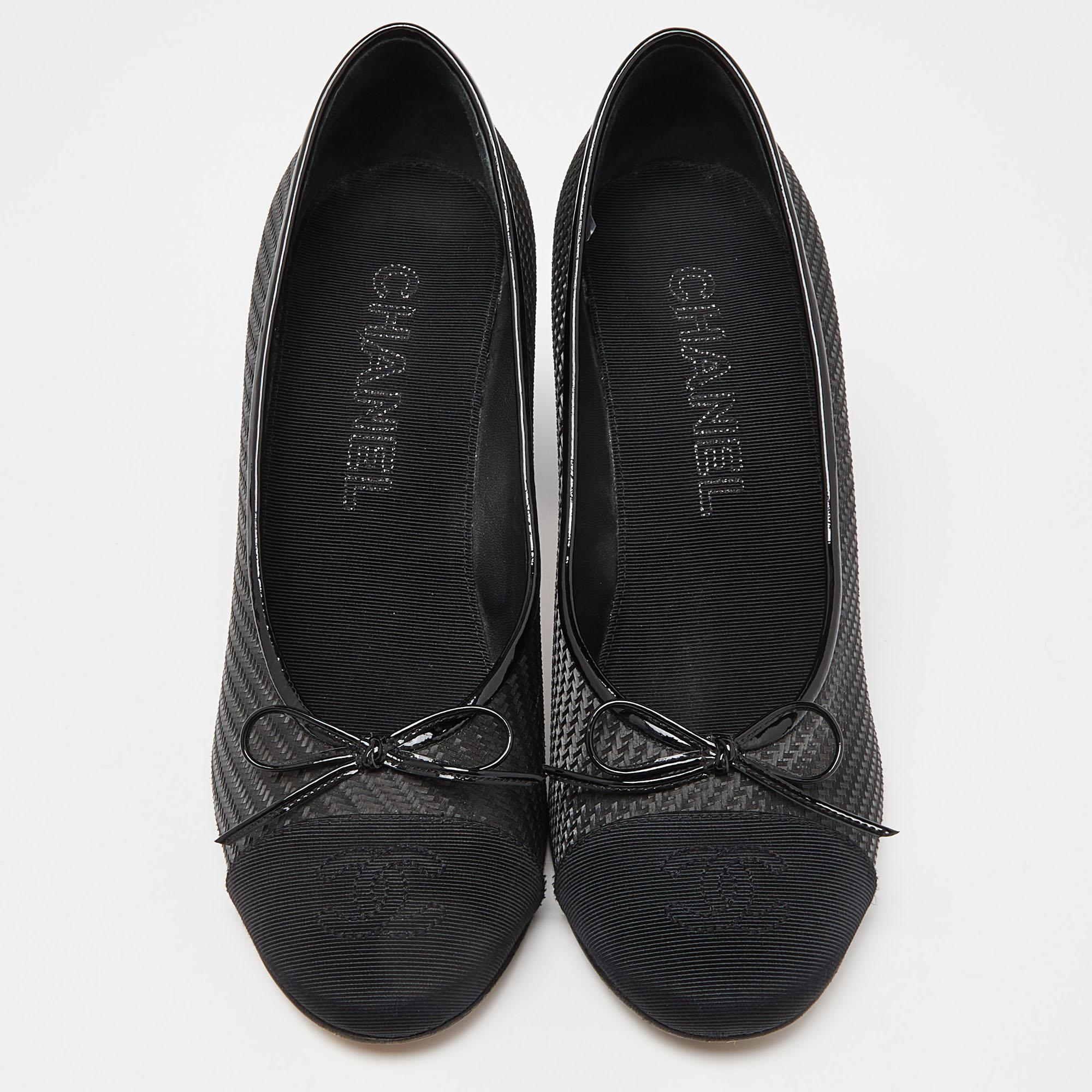 Chanel Black Woven Raffia and Canvas Bow CC Cap Toe Block Heel Pumps Size 39 In Excellent Condition In Dubai, Al Qouz 2