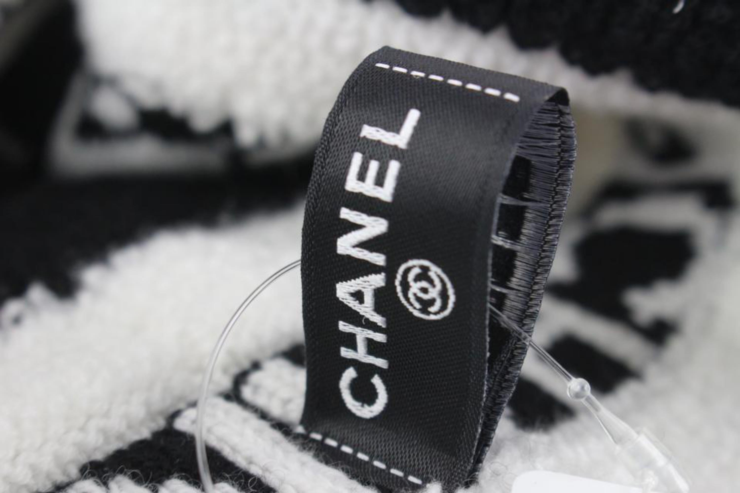 Chanel Black x White Cashmere Pom Pom Beanie Skull Cap Ski Hat 1213c5 3