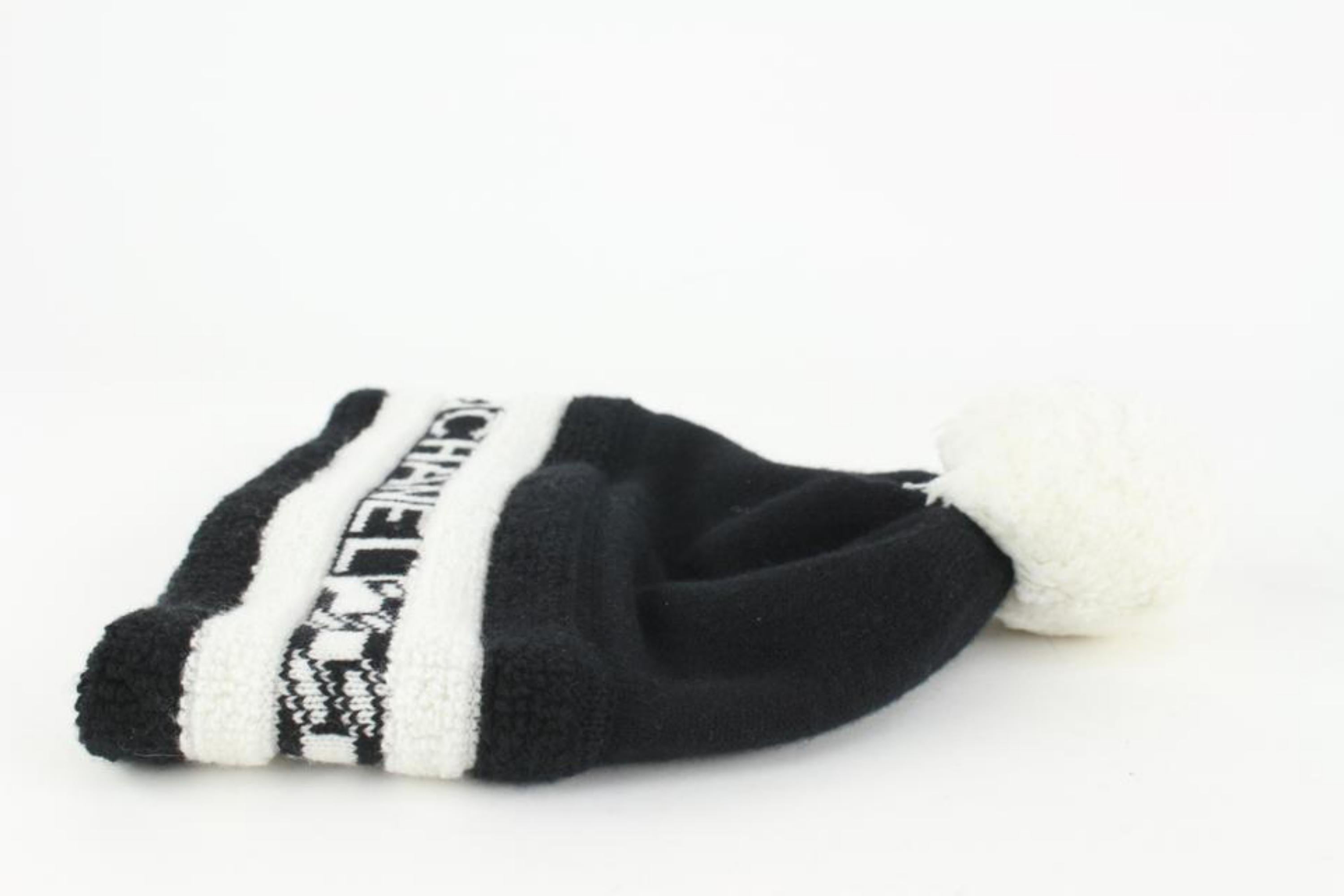 Chanel Black x White Cashmere Pom Pom Beanie Skull Cap Ski Hat 1213c5 In New Condition In Dix hills, NY