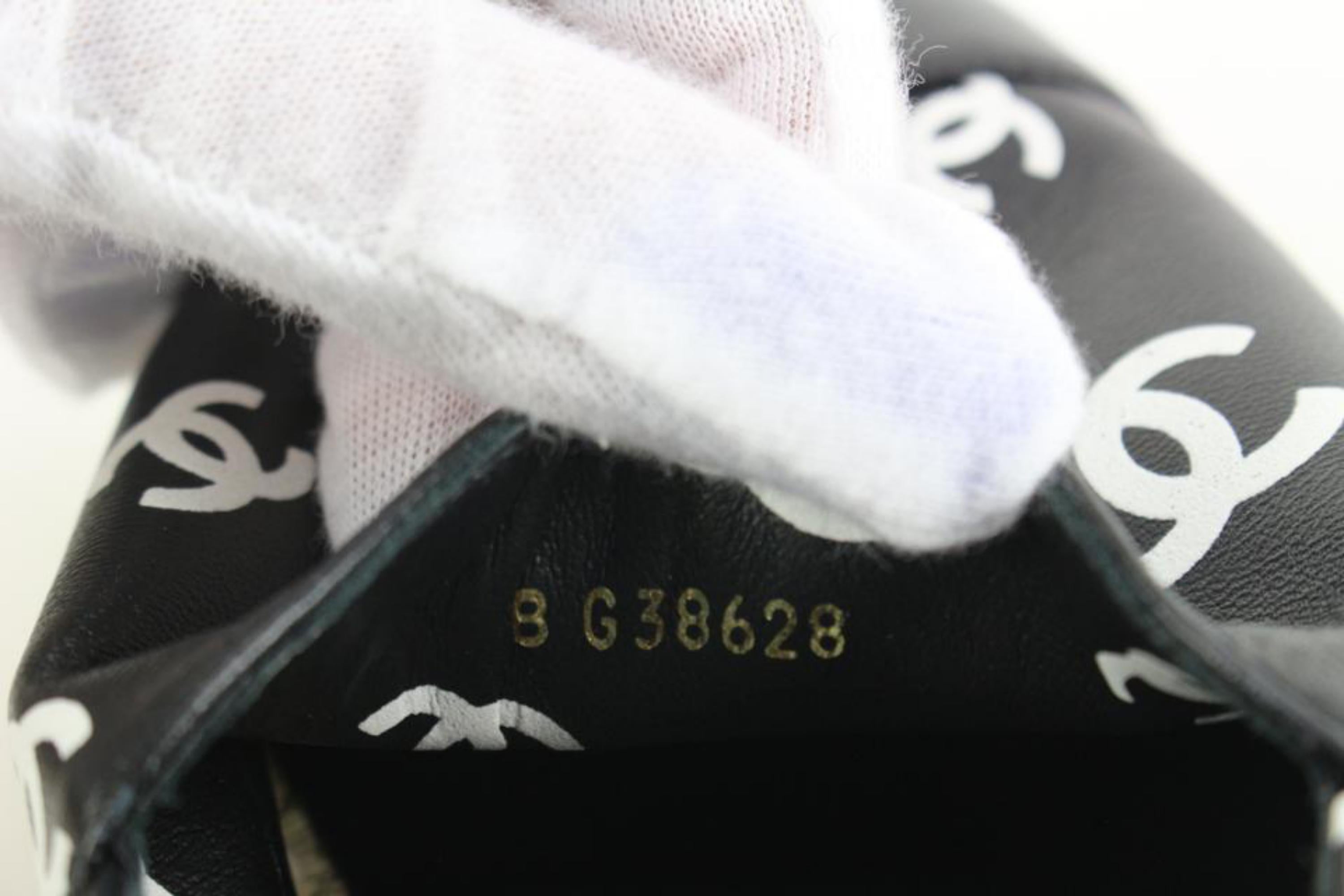 Chanel Espadrilles en cuir noir et blanc « All Over Icon » avec logo CC 33cz54s en vente 3