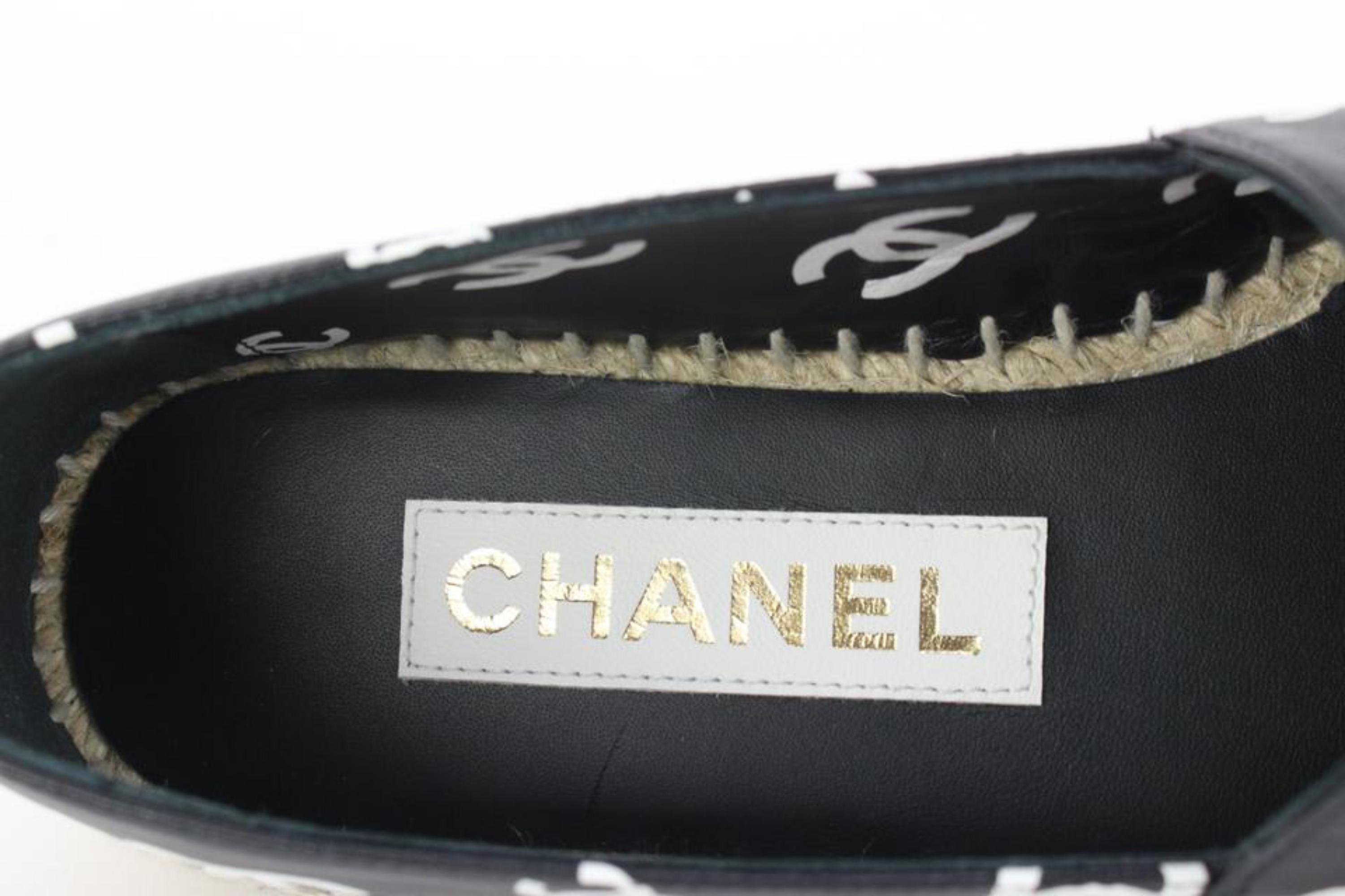 Chanel Espadrilles en cuir noir et blanc « All Over Icon » avec logo CC 33cz54s en vente 1