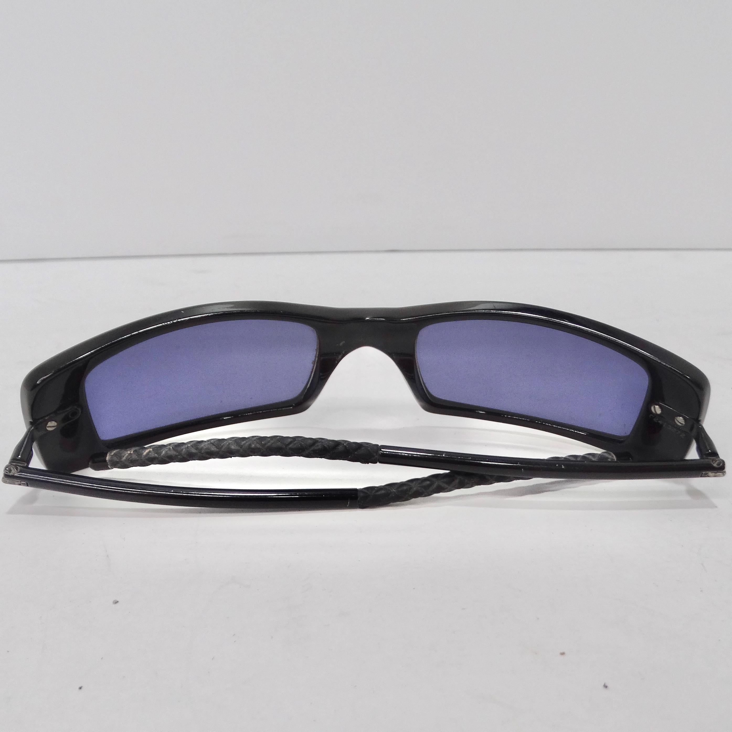 Voici les lunettes de soleil Chanel Black Y2K à monture carrée - un ajout classique et polyvalent à votre collection d'accessoires qui allie l'élégance intemporelle au style contemporain. Ces lunettes de soleil sont plus qu'une simple protection