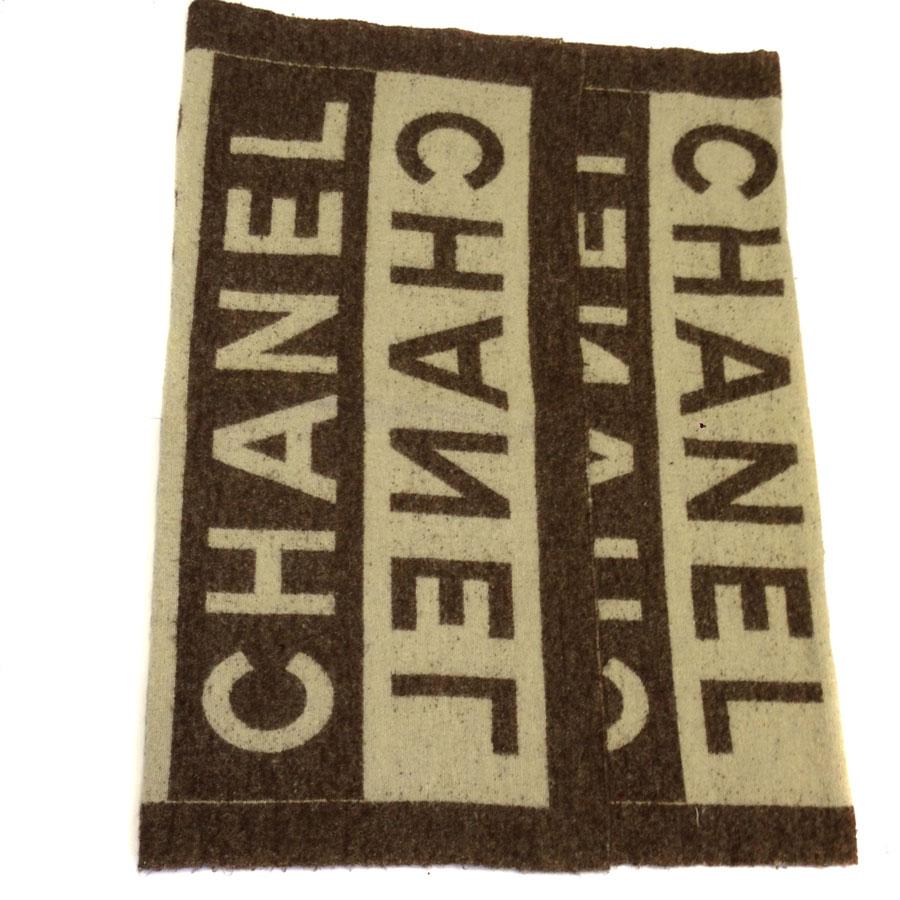 CHANEL blanket in brown and beige wool. CHANEL is written on the blanket.

3 small holes. In good condition. The material label is missing.

Dimensions: 80,5x201 cm

Will be delivered in a new, non-original dust bag
