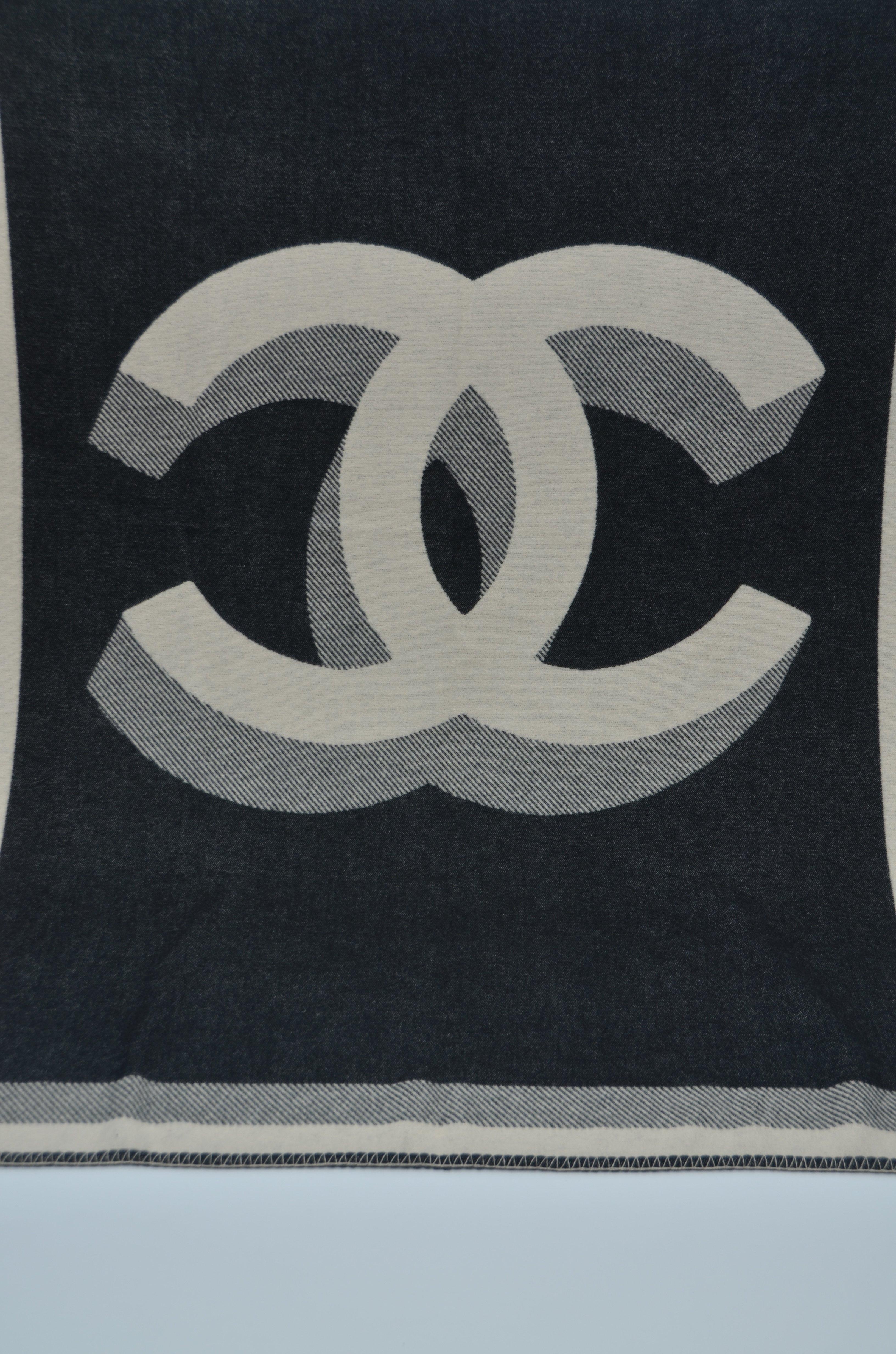 Tapis de voyage porte-couvertures Chanel    NOUVEAU  74