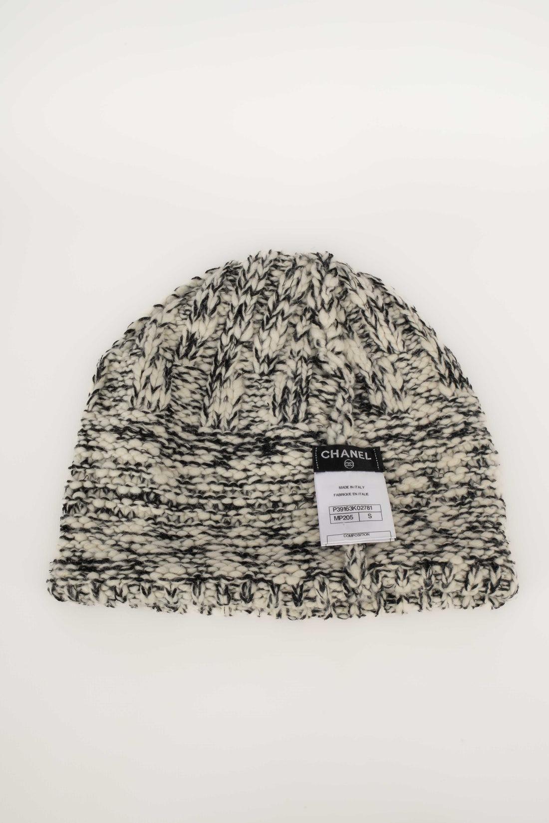 Chanel Blended Cashmere and Wool Beanie In Excellent Condition For Sale In SAINT-OUEN-SUR-SEINE, FR