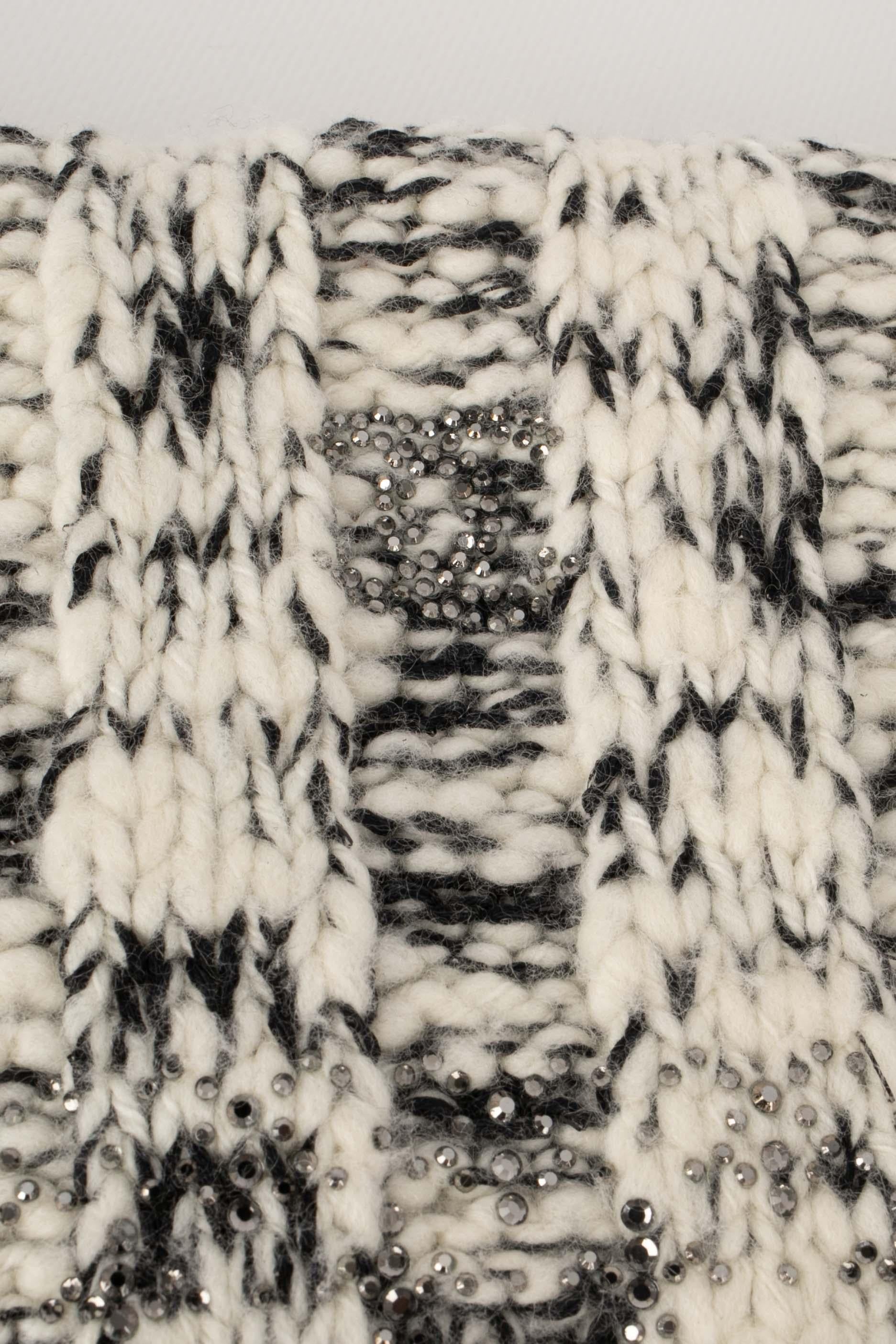 Écharpe grise en laine et cachemire mélangés de Chanel en vente 2