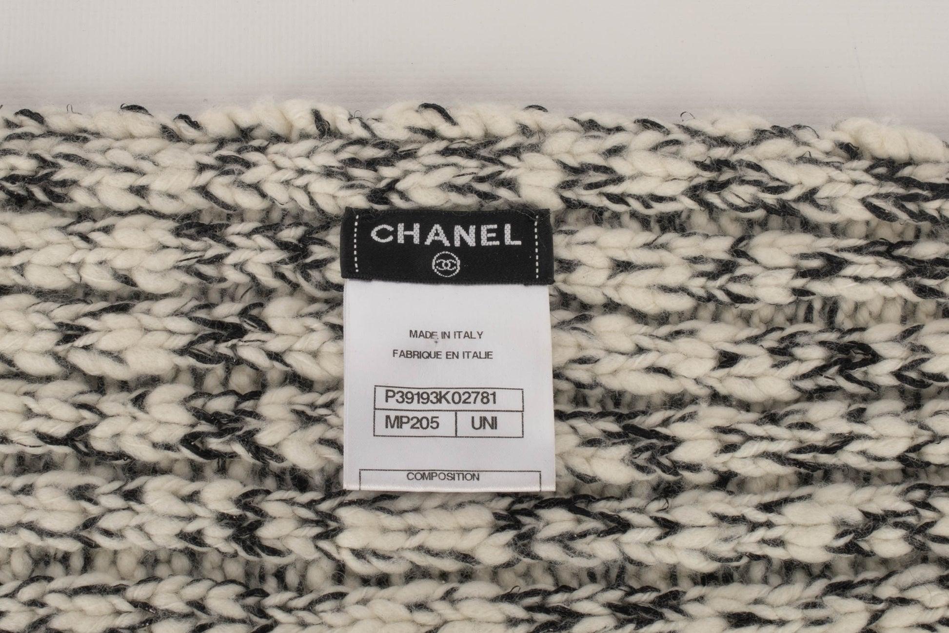 Écharpe grise en laine et cachemire mélangés de Chanel en vente 3