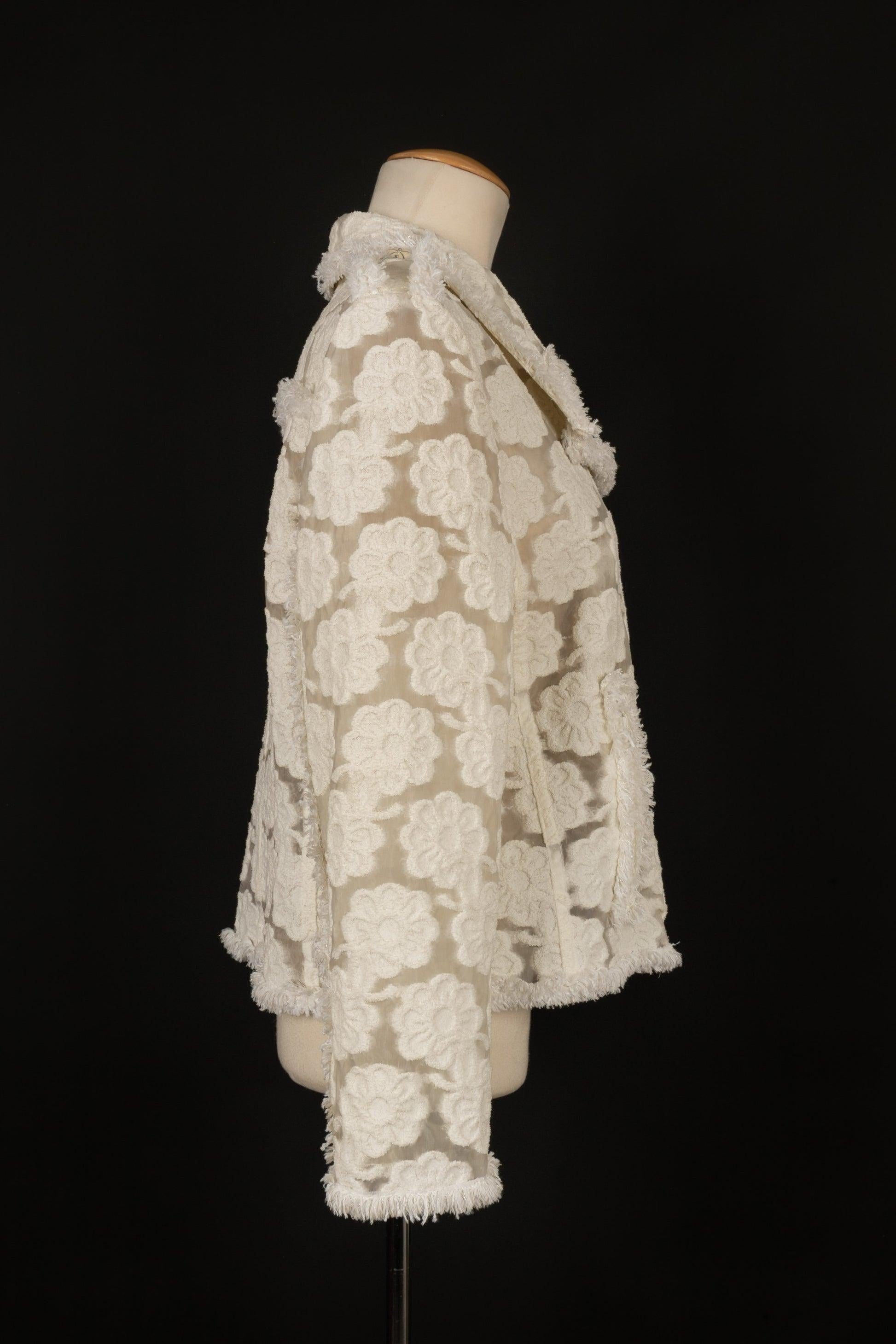 Veste ajourée Chanel en coton mélangé représentant des fleurs blanches, 2009 Excellent état - En vente à SAINT-OUEN-SUR-SEINE, FR