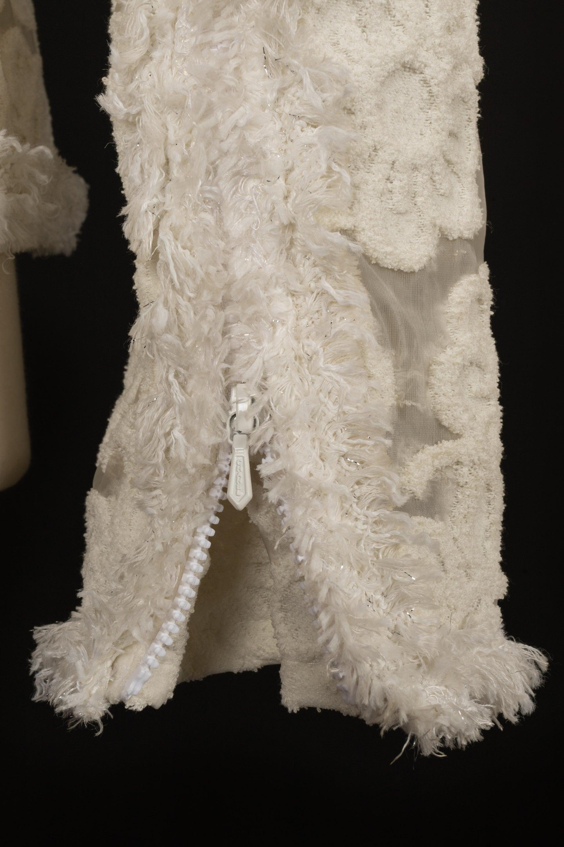 Veste ajourée Chanel en coton mélangé représentant des fleurs blanches, 2009 Pour femmes en vente