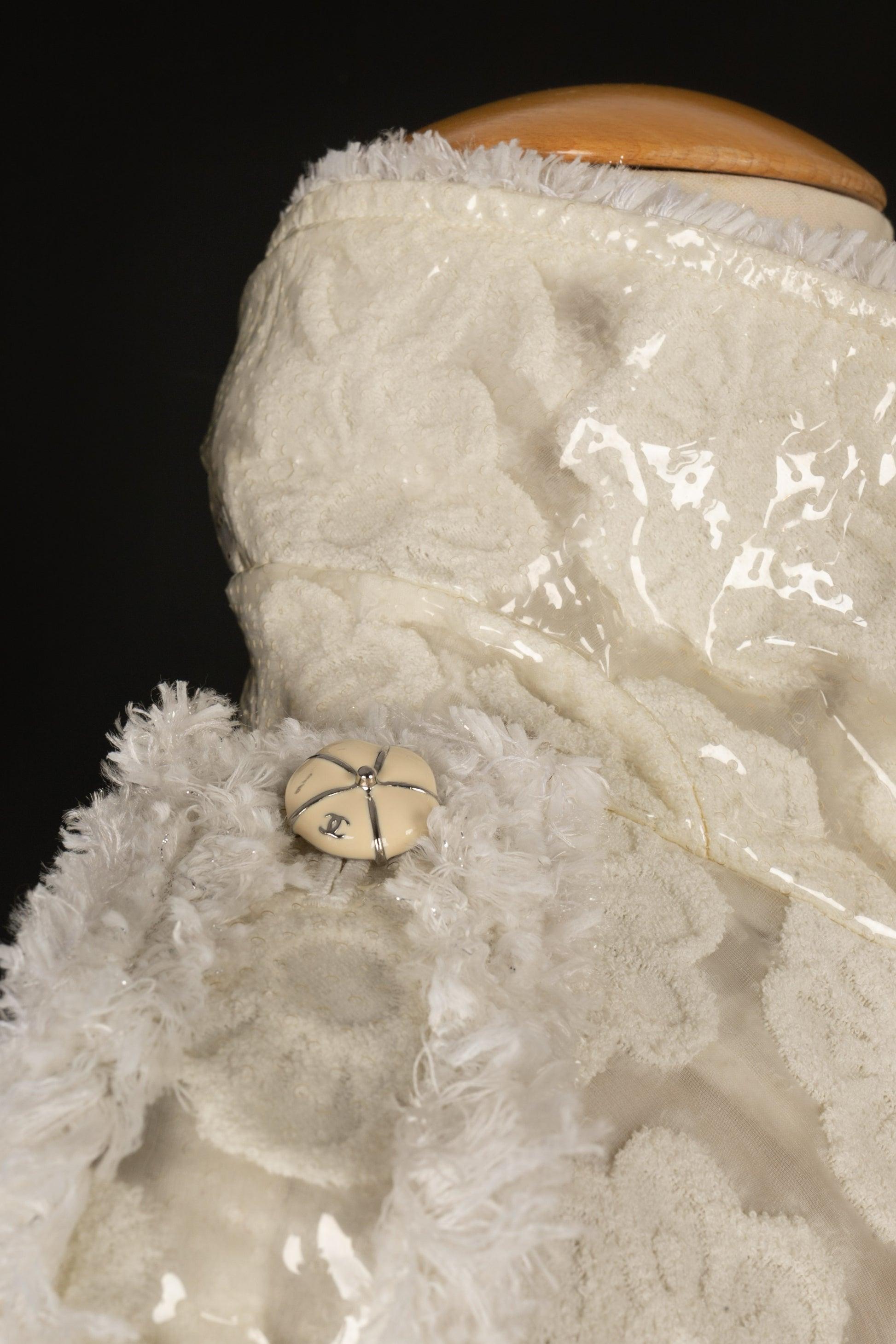 Veste ajourée Chanel en coton mélangé représentant des fleurs blanches, 2009 en vente 2