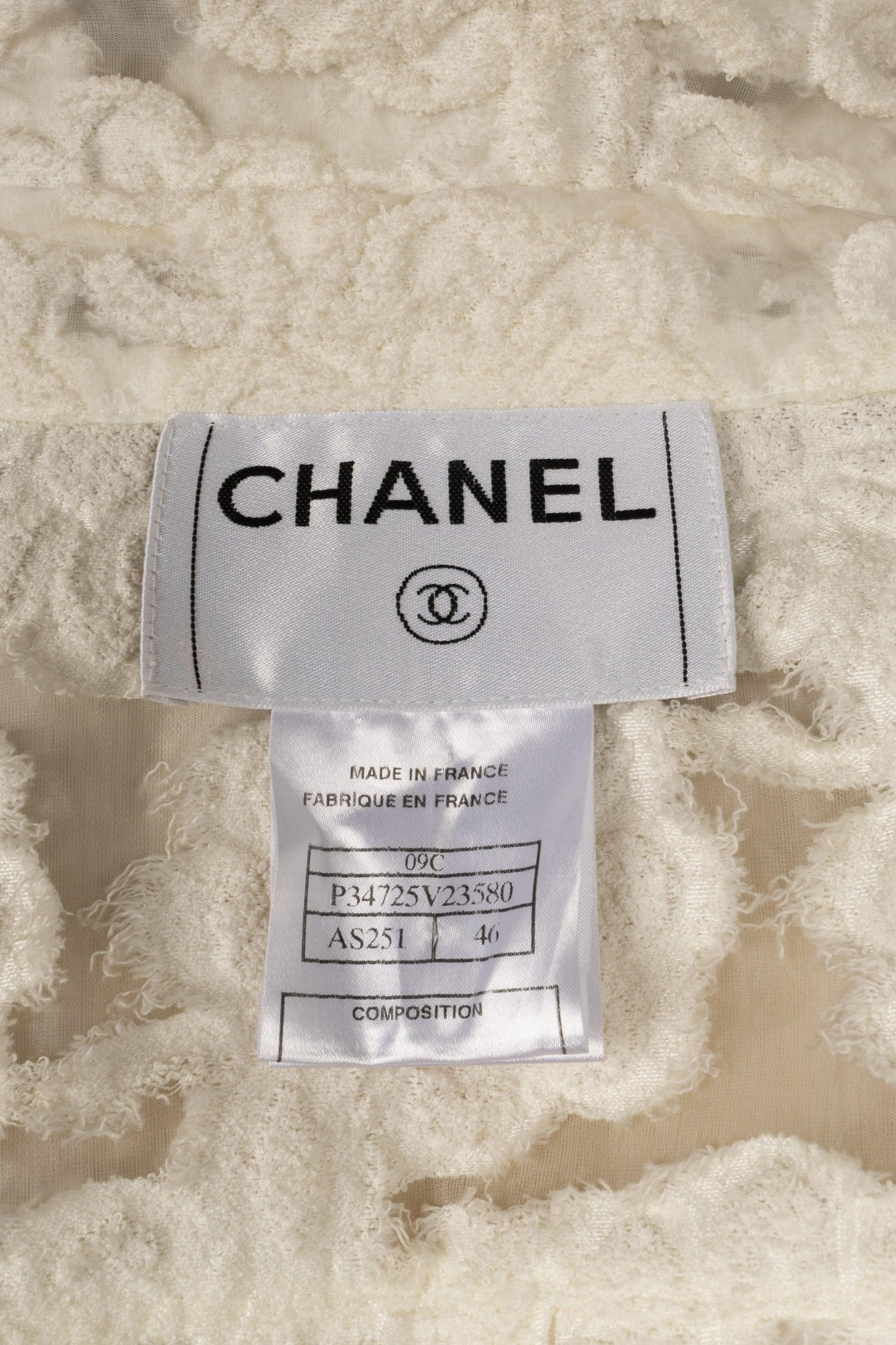 Veste ajourée Chanel en coton mélangé représentant des fleurs blanches, 2009 en vente 3