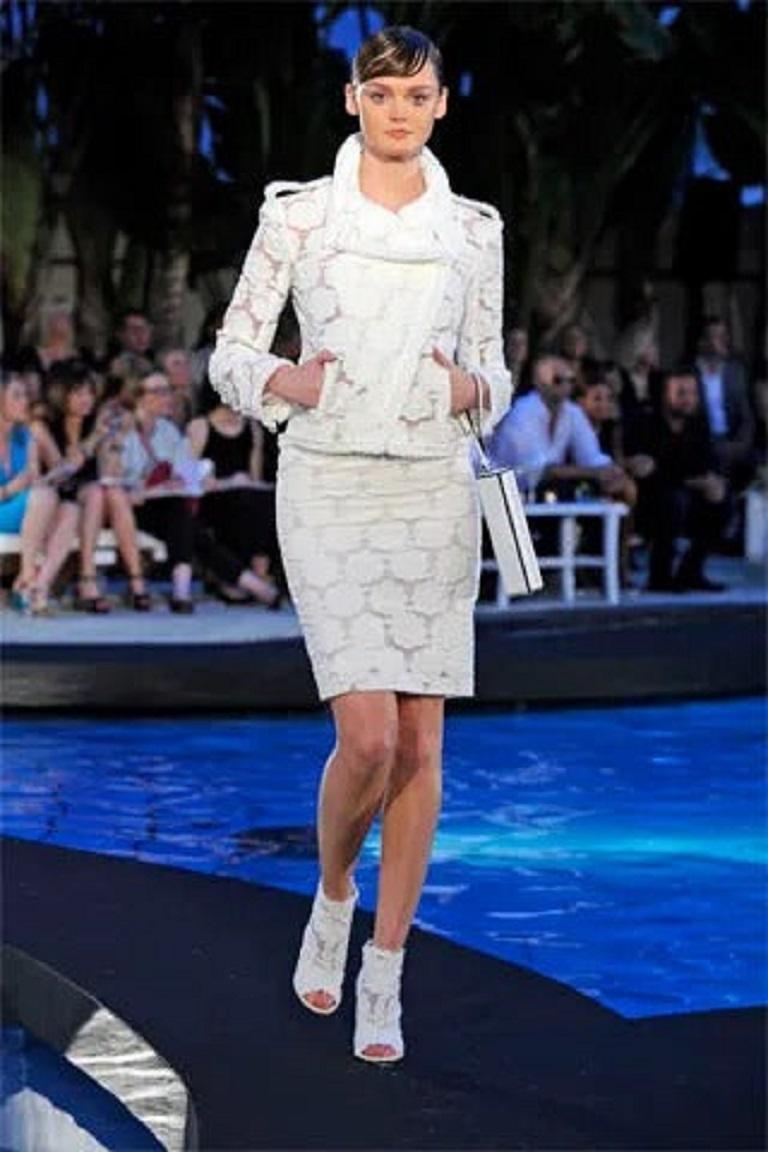 Veste ajourée Chanel en coton mélangé représentant des fleurs blanches, 2009 en vente 4