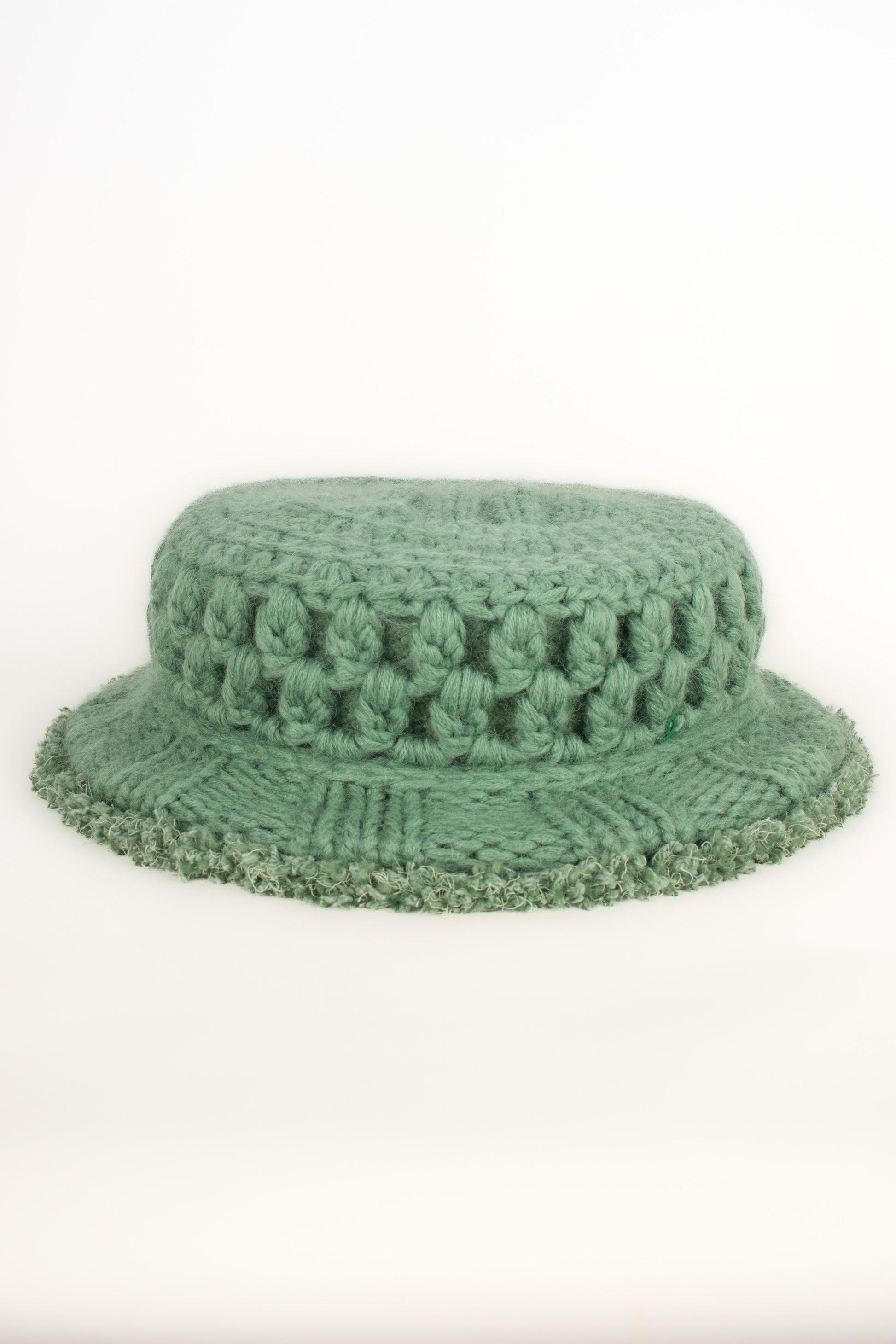 CHANEL - (Made in France) Blended mohair and cashmere hat crocheted with green and edged with braids. Size M indicated. 2009 Fall-Winter Collection under the artistic direction of Karl Lagerfeld.

Additional information:
Condition: Very good
