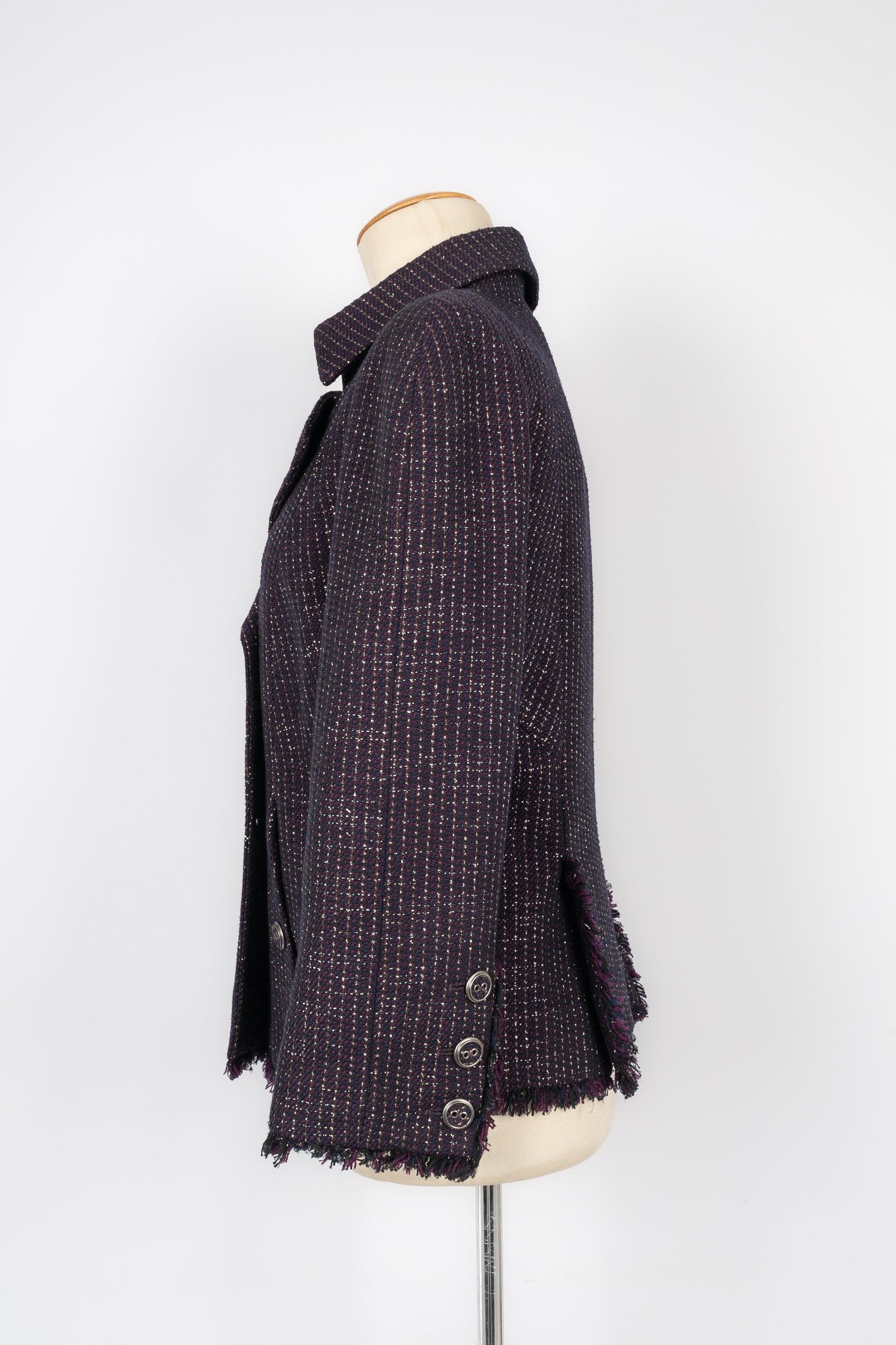 Chanel - (fabriqué en France) Veste en laine et coton mélangés dans des tons violets avec des fils de lurex argentés. Doublure en soie. Taille indiquée 42FR. Collectional printemps-été 2008.

Informations complémentaires :
Condit : Très bon