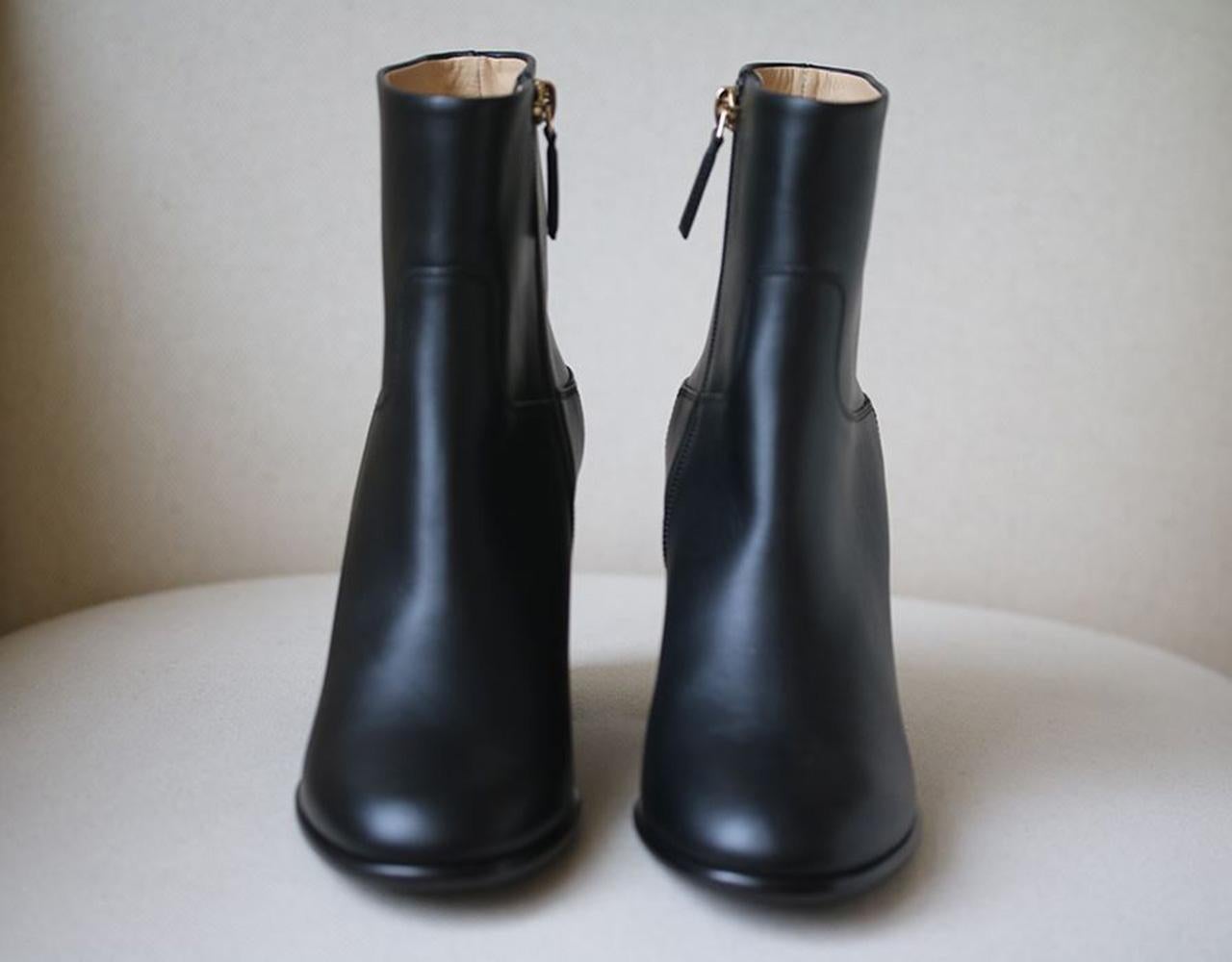 Chanel-Stiefel mit gestapeltem Absatz und Metall-Logo an der Ferse. Seitlicher Reißverschluss. Futter aus Leder. Der Absatz misst ca. 30 cm. 

Größe: EU 37::5 (Großbritannien 4::5:: US 7::5)

Zustand: Neu ohne Box.