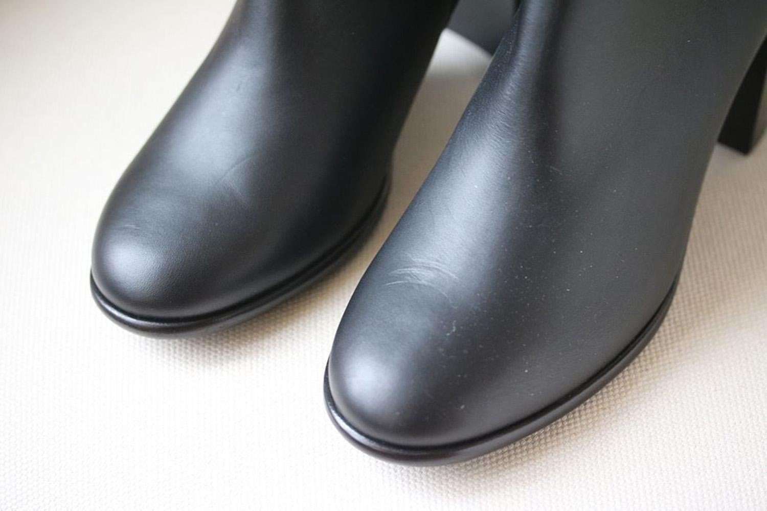 Chanel Blockabsatz-Stiefeletten aus Leder (Schwarz)